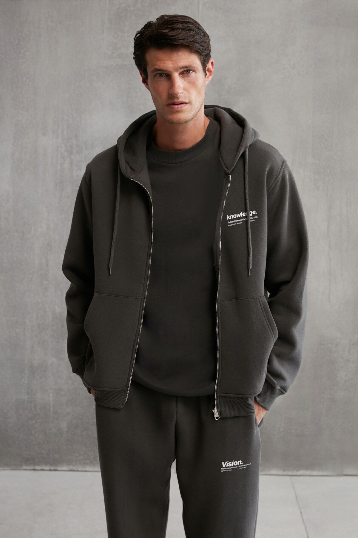 cest un sweat shirt gris avec un sweat à capuche à capuche