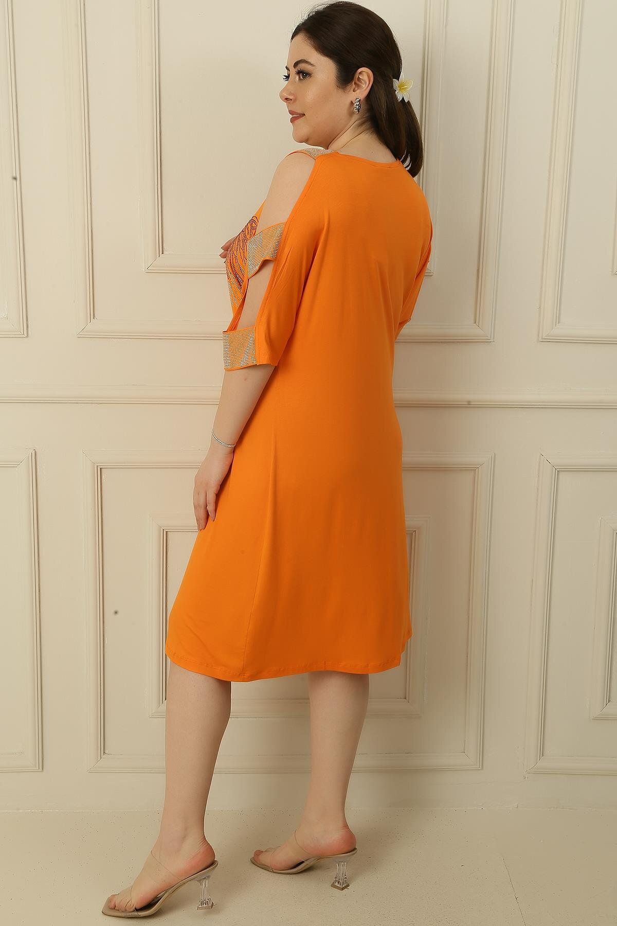 By Saygı-Plus Size Viscose Dress with Sleeve Decollete and Stone Print Wing Pattern on the Front 4