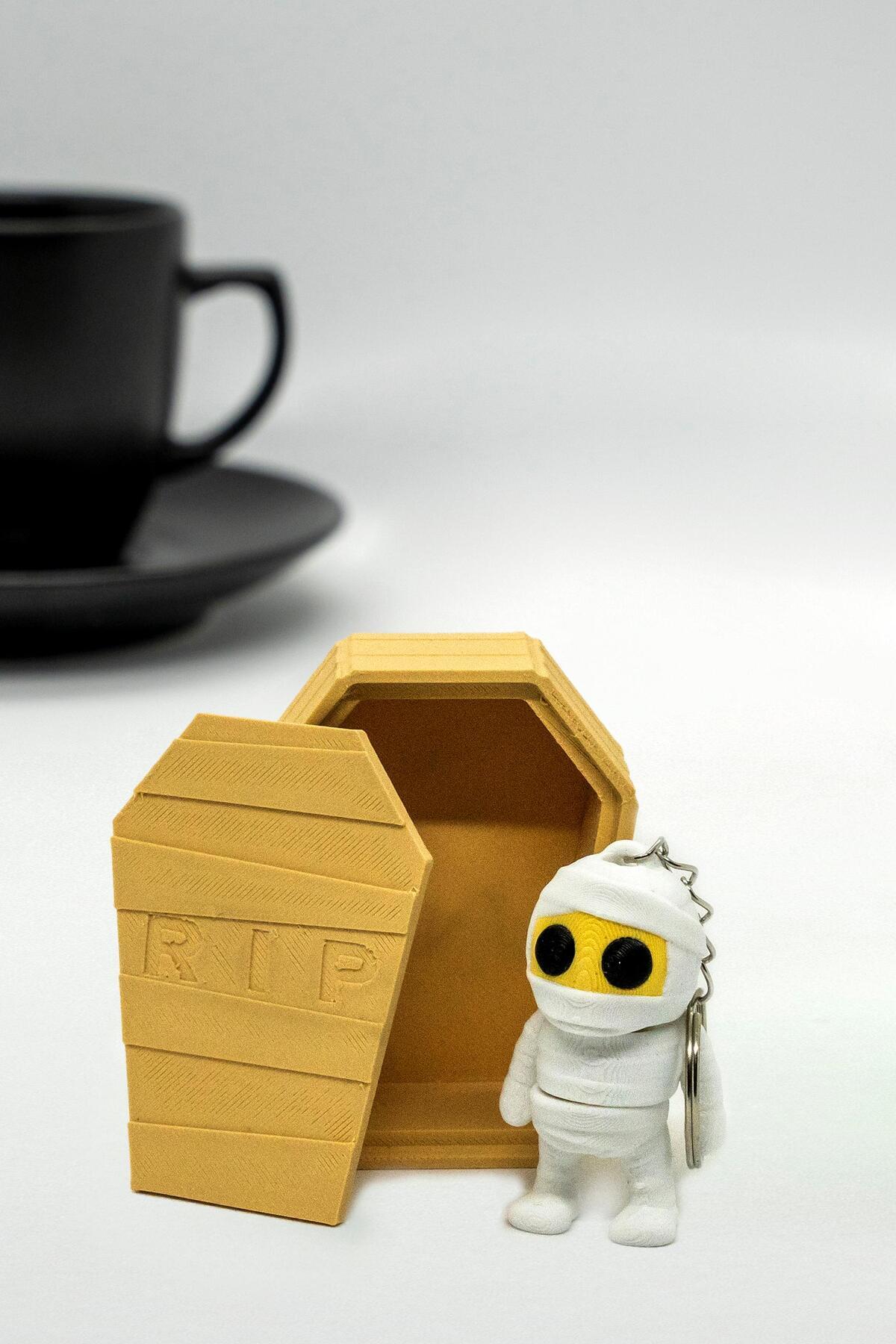 BloomLab-Mummy Yellow 3D Moving Keychain and''Rip'' Casket Set 2