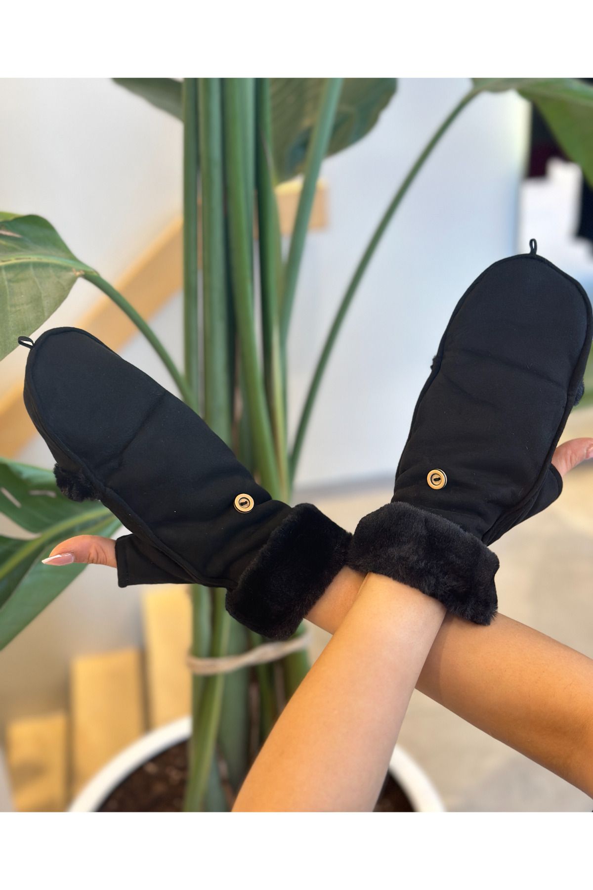 novon-Design Gloves with Buttoned Cover Design with Buckskin Inside and Fur Detail on the Ankle 3