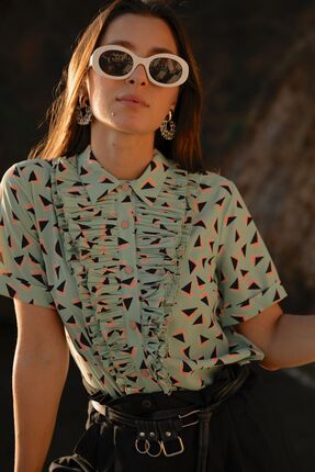 FARREN Yeşil Geometrik Desenli Gömlek Bluz – Volan Ve Düğme Detaylı Modern Ke...
