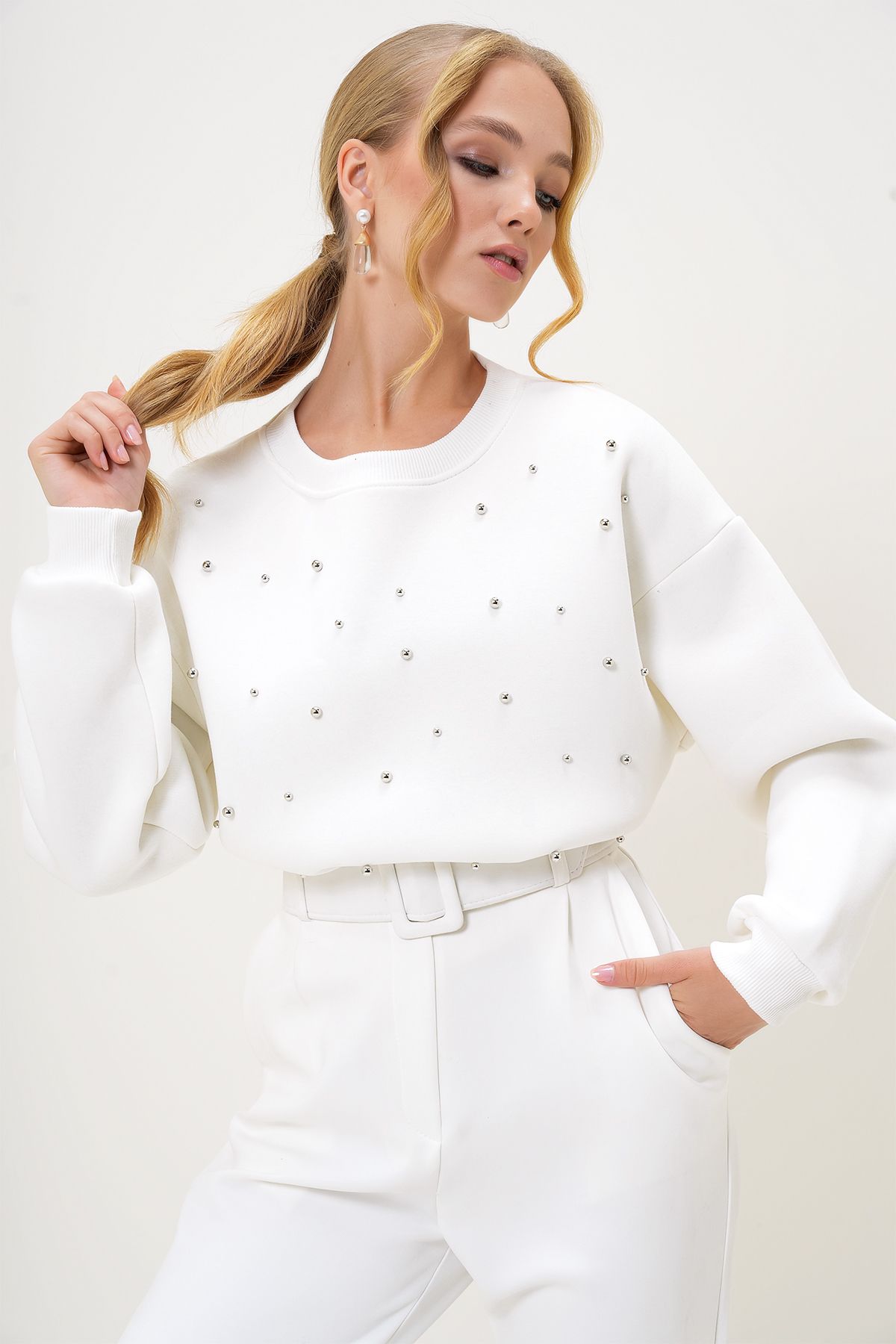 Trend Alaçatı Stili-Weißes Perlen-Damen-Sweatshirt mit Rundhalsausschnitt ALC-X13177 3