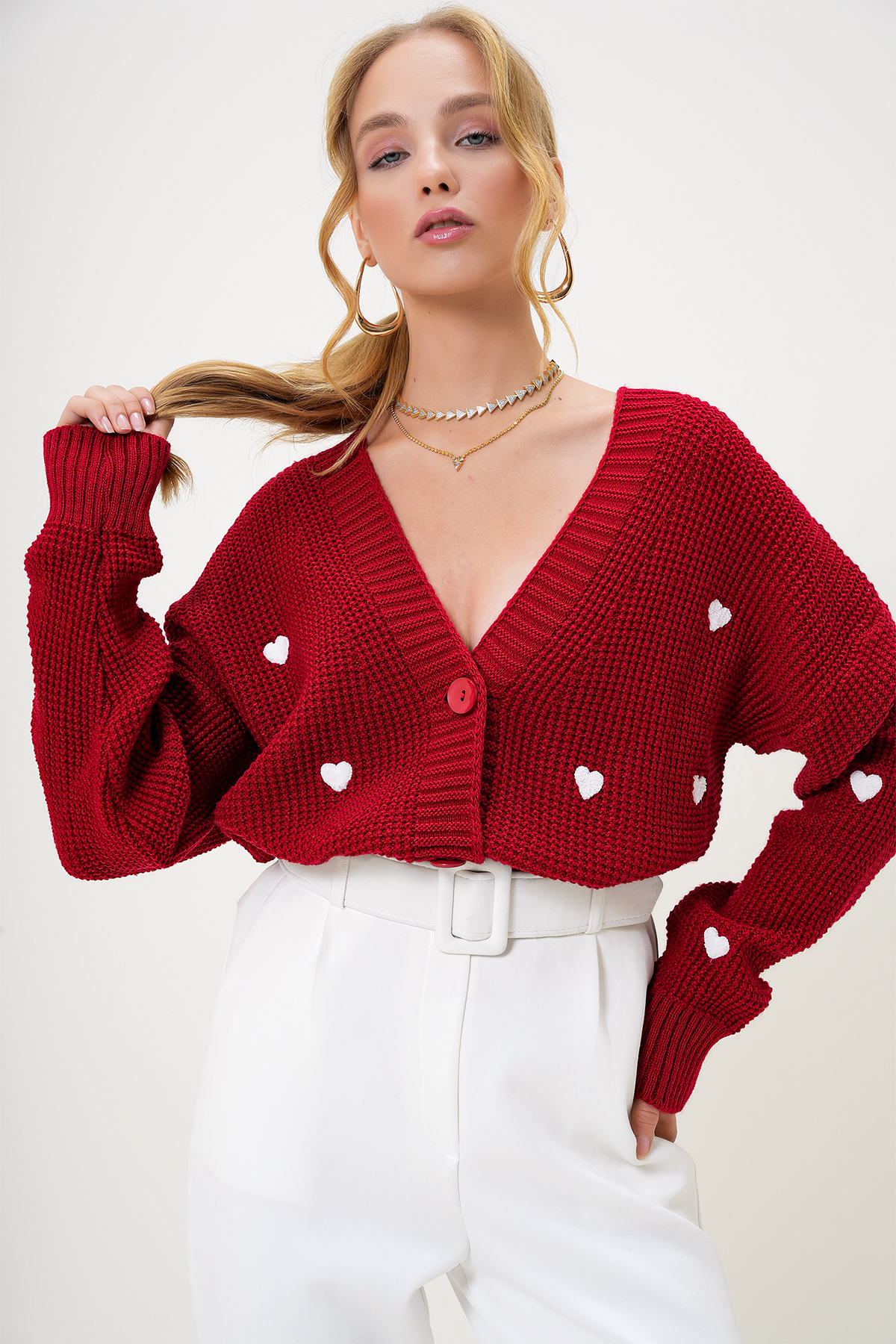 Trend Alaçatı Stili Burgunderrote Strickjacke mit V-Ausschnitt und Herz-Stickerei für Damen ALC-X12982