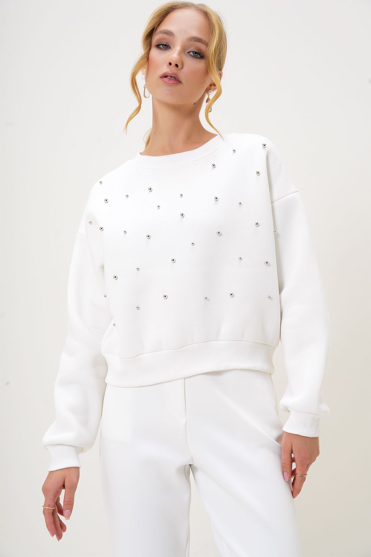 Trend Alaçatı Stili-Weißes Perlen-Damen-Sweatshirt mit Rundhalsausschnitt ALC-X13177 4