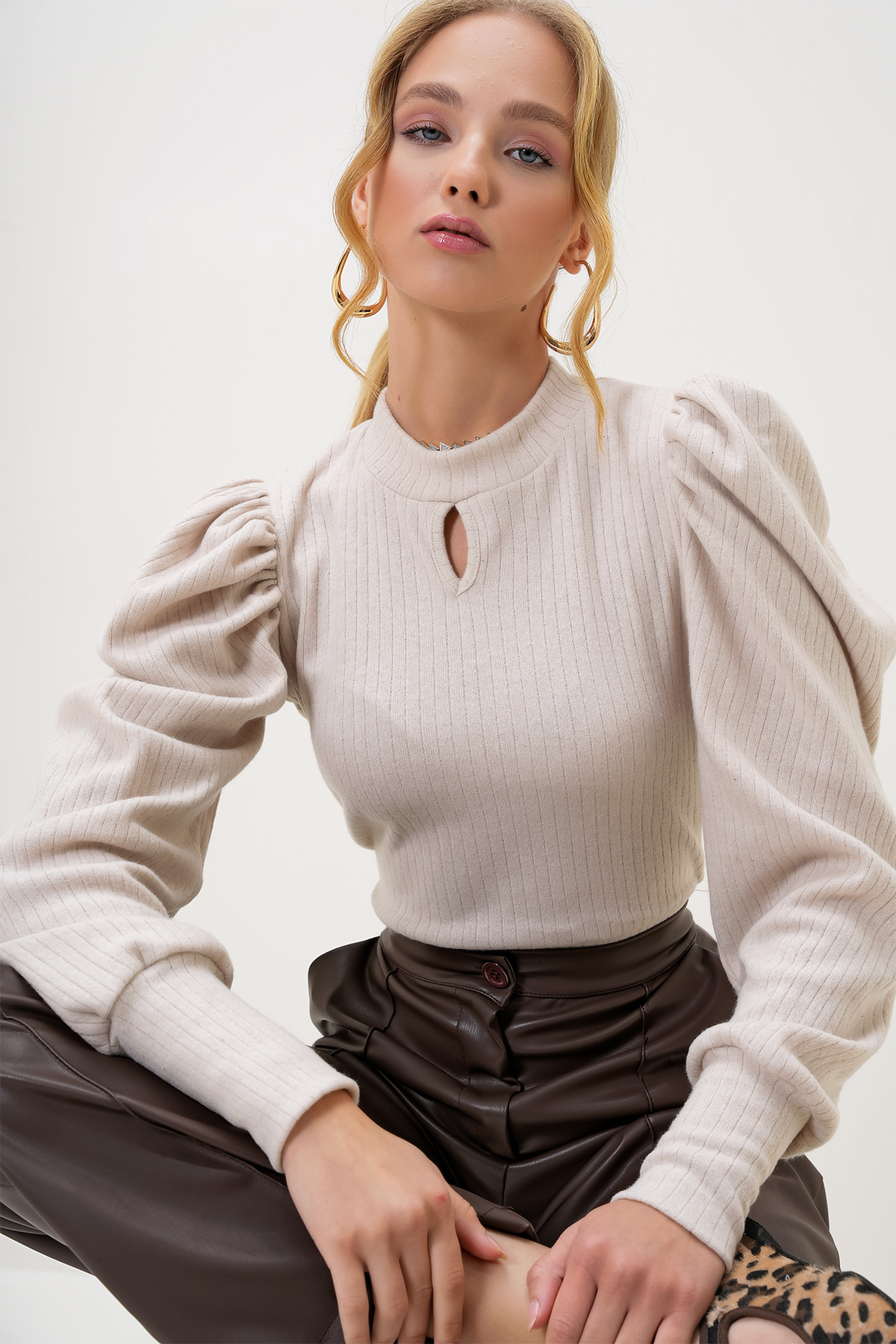 Trend Alaçatı Stili Жіноча трикотажна блузка з вирізом горловини та капюшоном кам'яного кольору ALCX13069