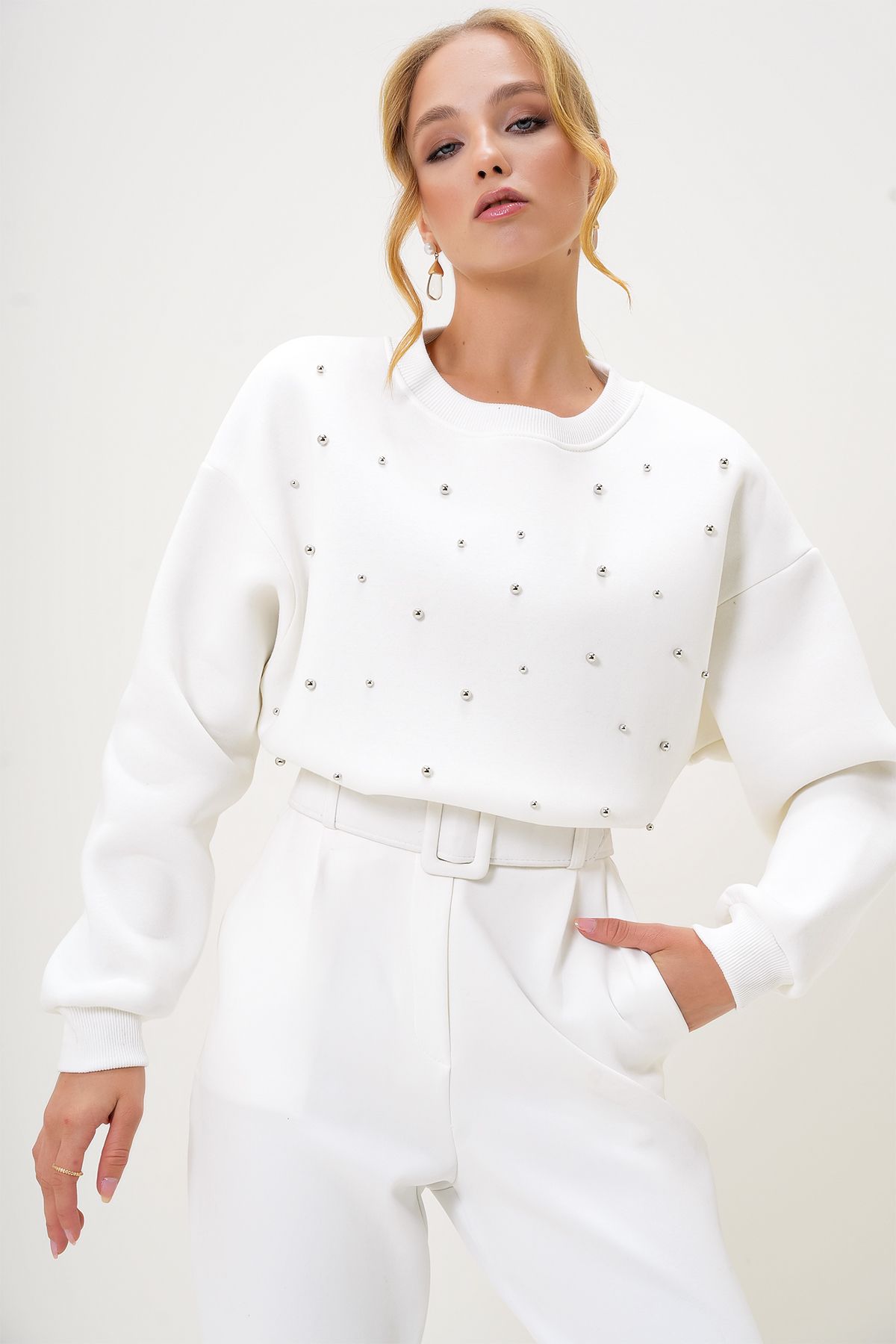 Trend Alaçatı Stili-Weißes Perlen-Damen-Sweatshirt mit Rundhalsausschnitt ALC-X13177 5