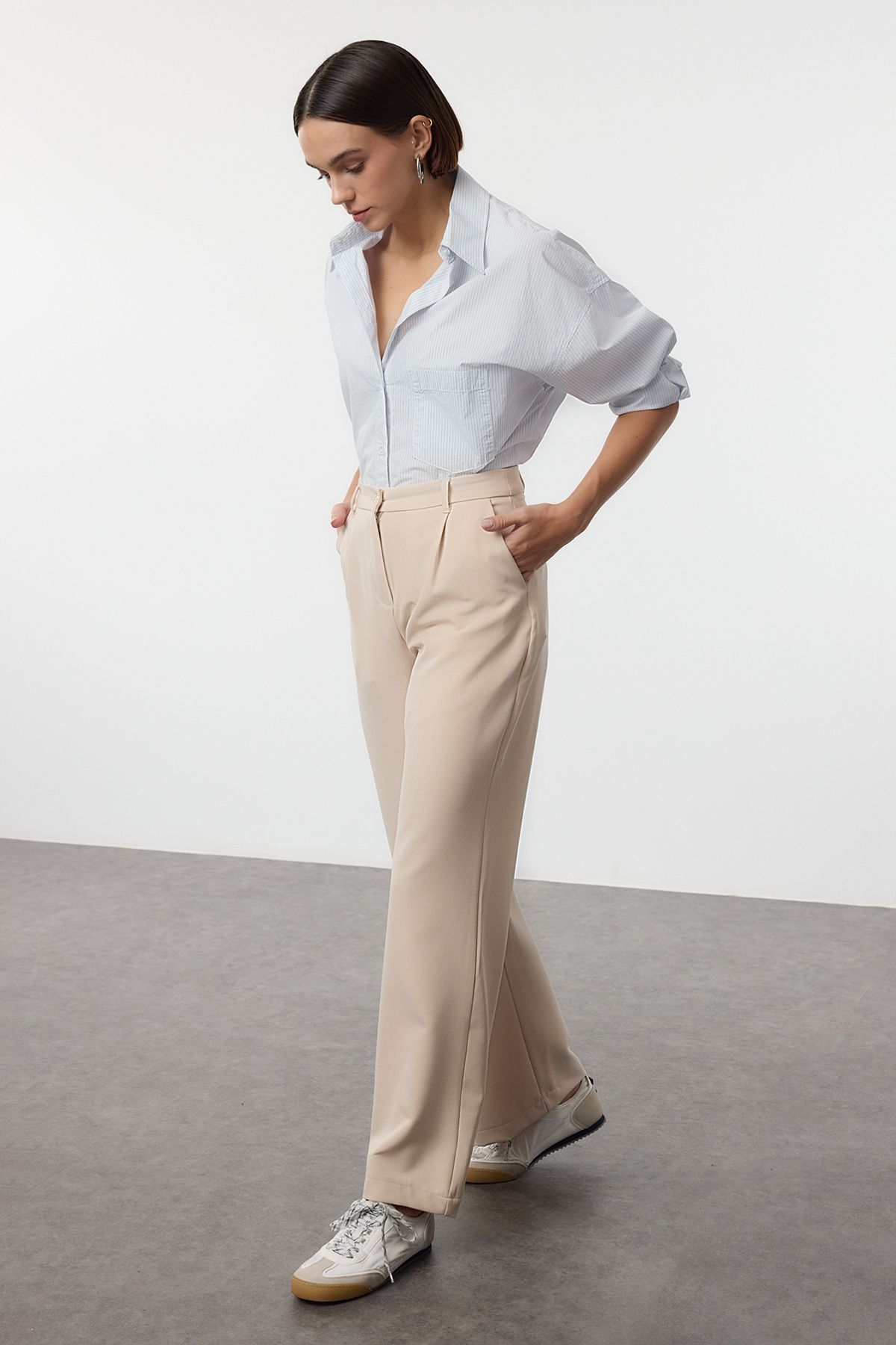 Trendyol Collection-Plissee-Stoffhose mit hoher Taille und weitem Bein – TWOAW21PL0076 2