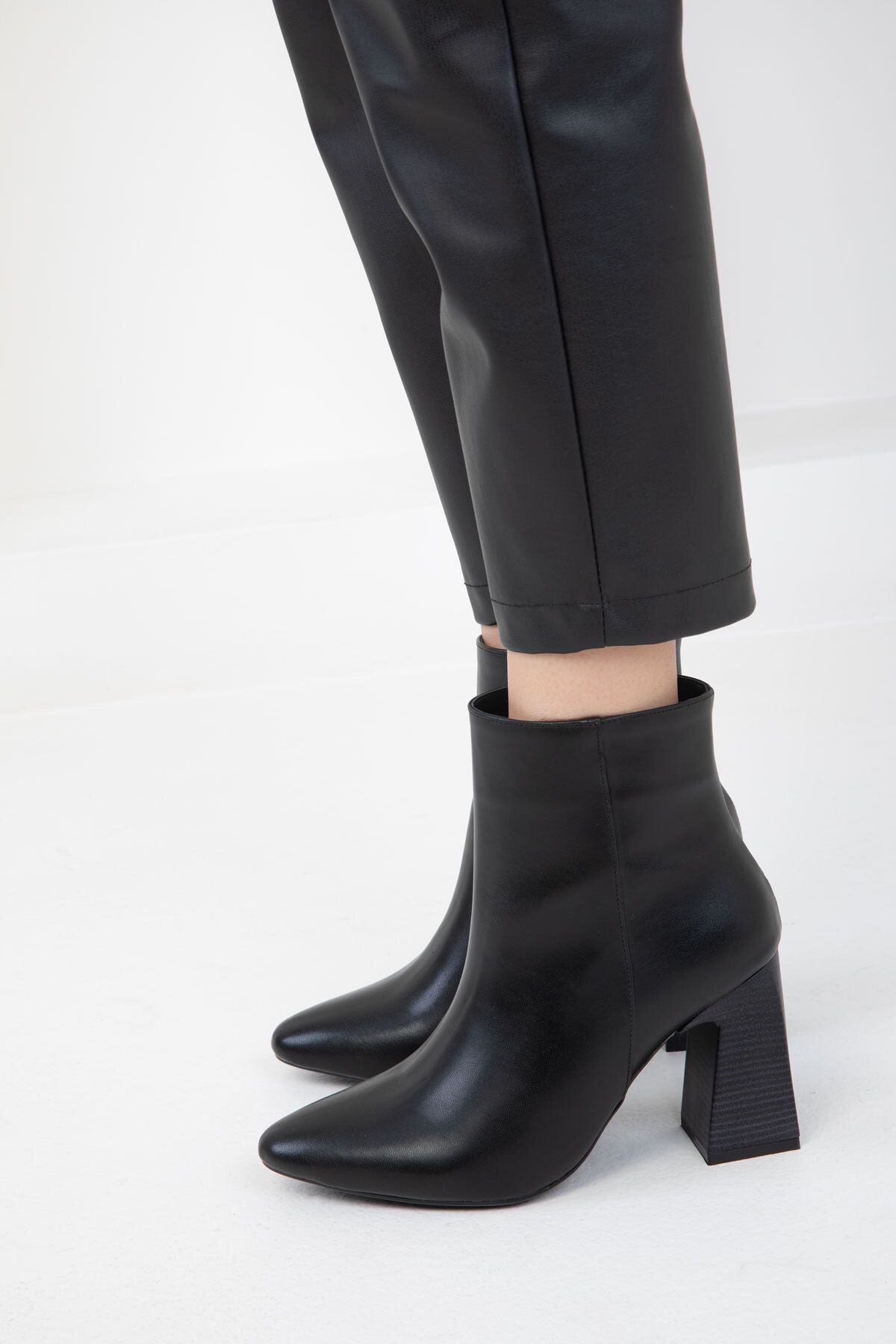 SOHO-Μαύρα γυναικεία μποτάκια - 19987 Model Bootie 3