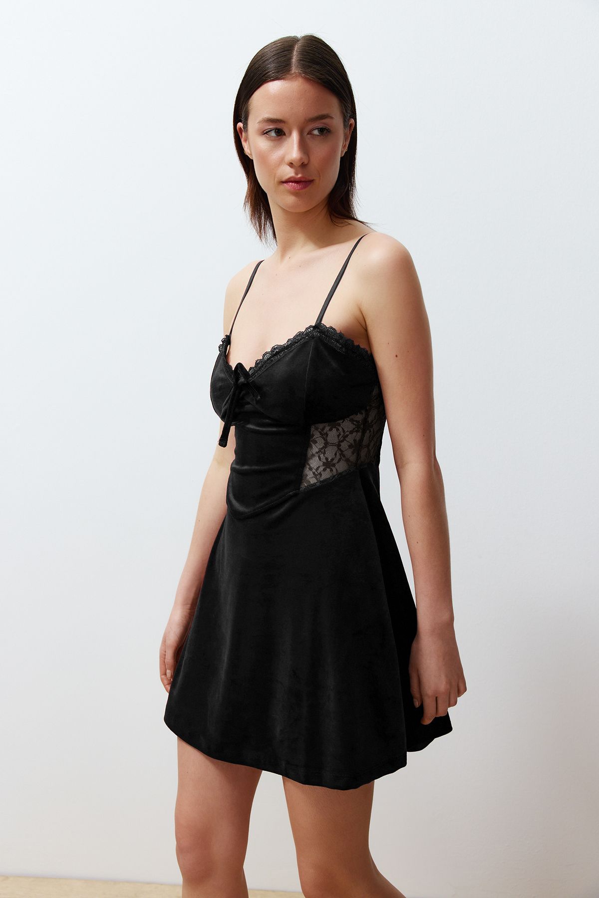 Trendyol Collection Schwarzes, Weiches, Gerüschtes Samt-strick-nachthemd Mit Seilriemen für Damen - XS