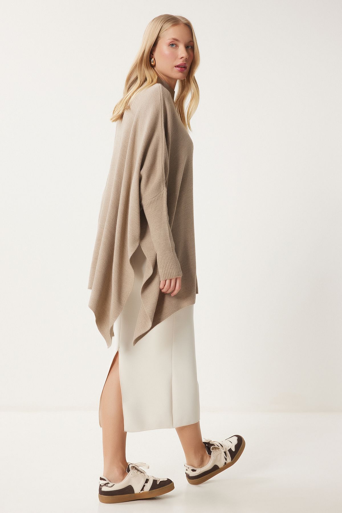 Happiness İstanbul-Übergroßer Poncho-Pullover mit seitlichem Schlitz für Damen in Beige YY00005 4