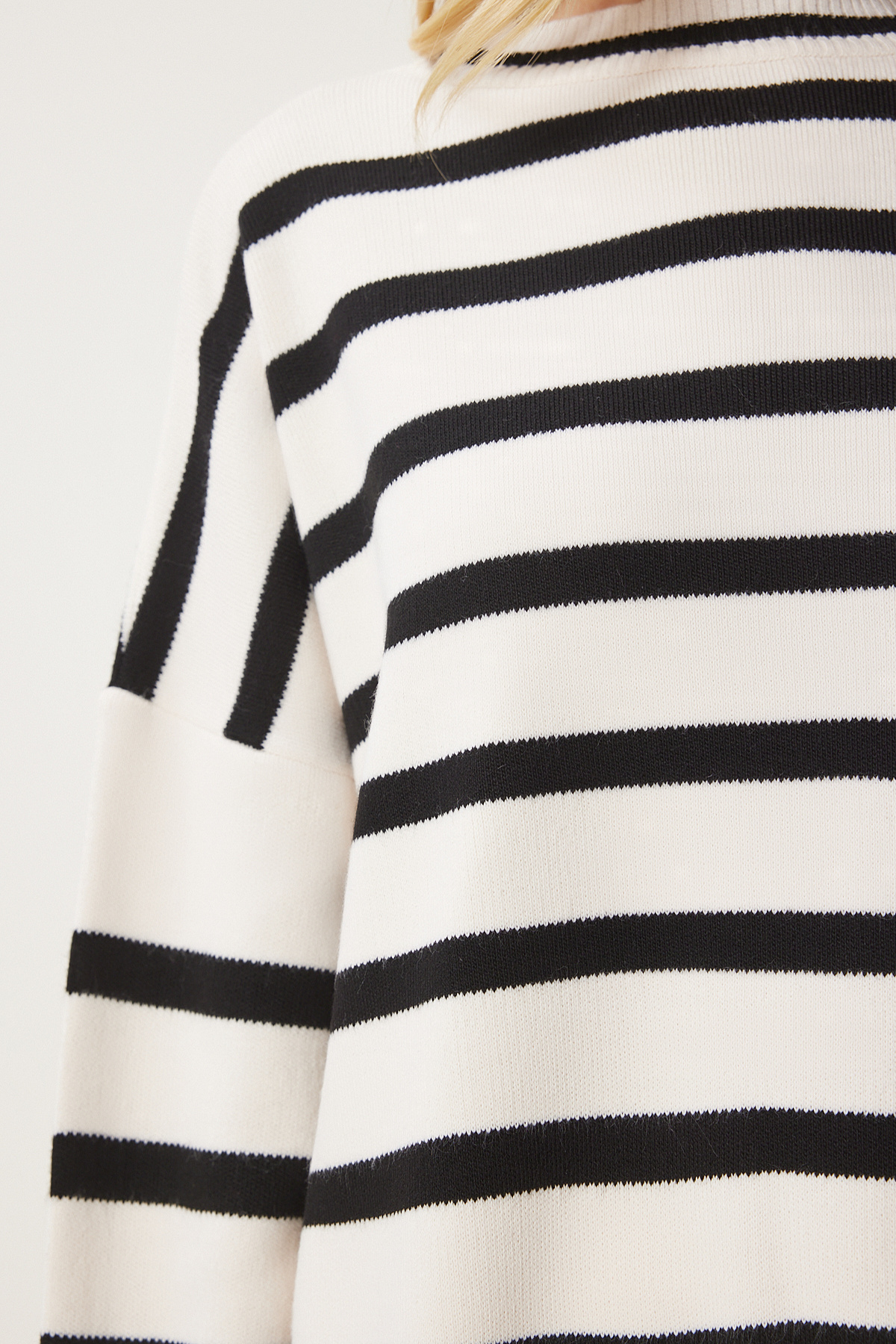 Happiness İstanbul  Kadın Ekru Siyah Çizgili Oversize Triko Kazak BV00121 - Görsel 6