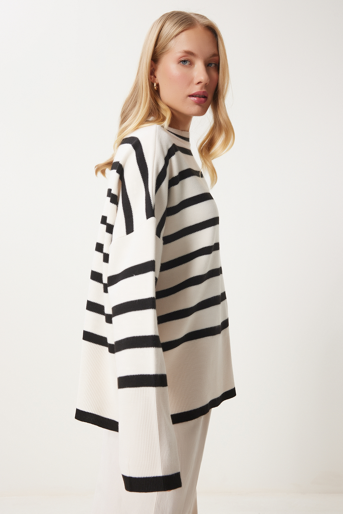 Happiness İstanbul  Kadın Ekru Siyah Çizgili Oversize Triko Kazak BV00121 - Görsel 3