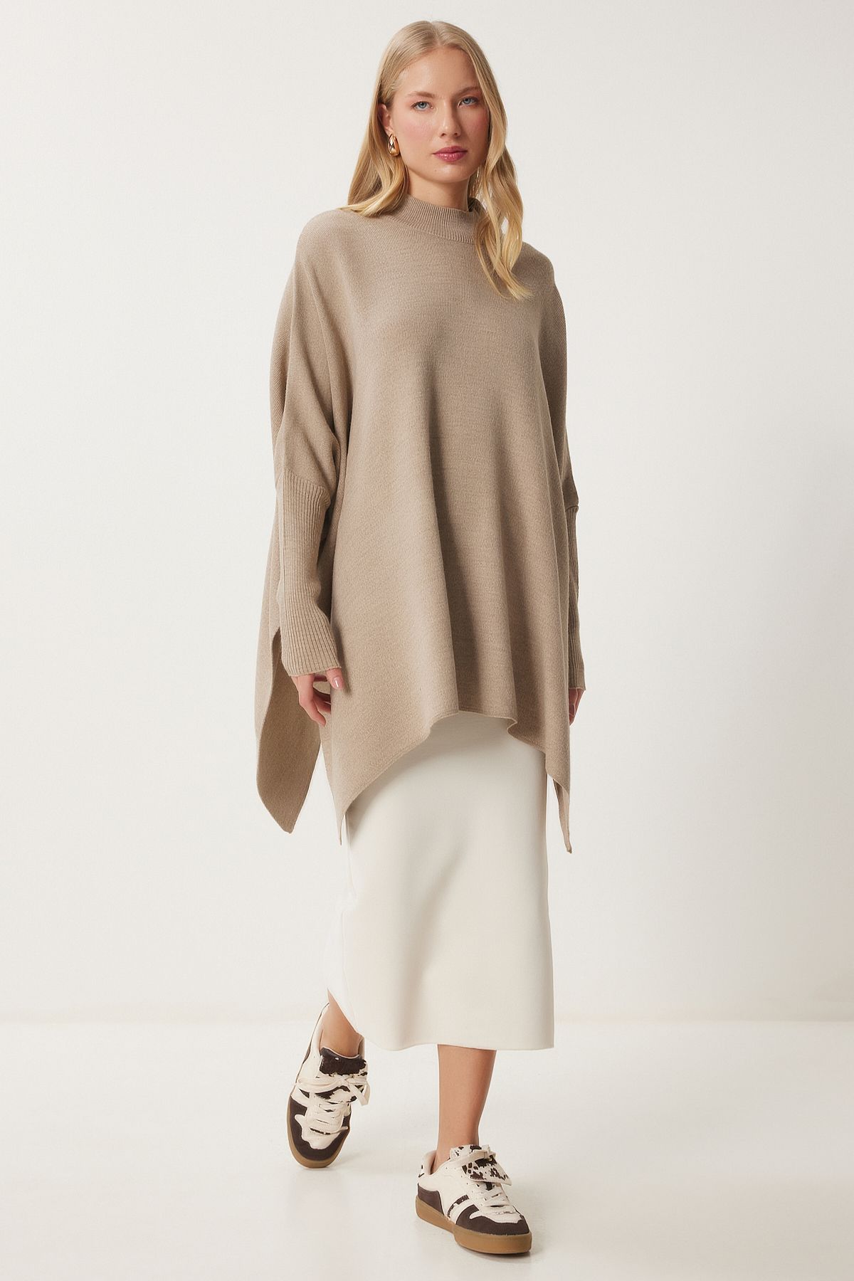 Happiness İstanbul-Übergroßer Poncho-Pullover mit seitlichem Schlitz für Damen in Beige YY00005 5