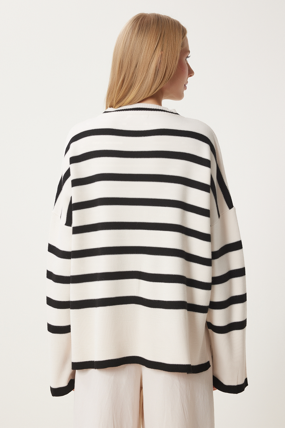 Happiness İstanbul  Kadın Ekru Siyah Çizgili Oversize Triko Kazak BV00121 - Görsel 8