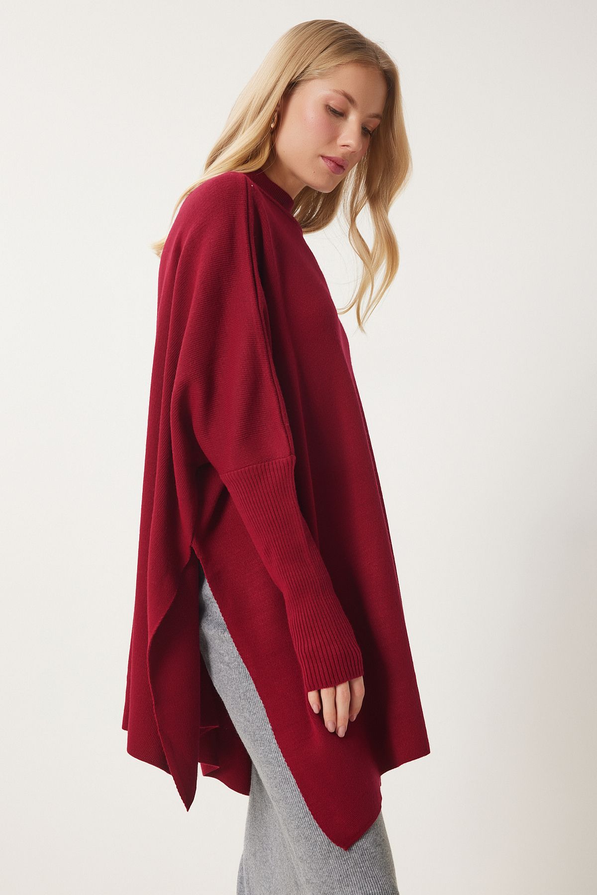 Happiness İstanbul-Burgunderroter Oversize-Ponchopullover mit Seitenschlitz für Damen YY00005 2