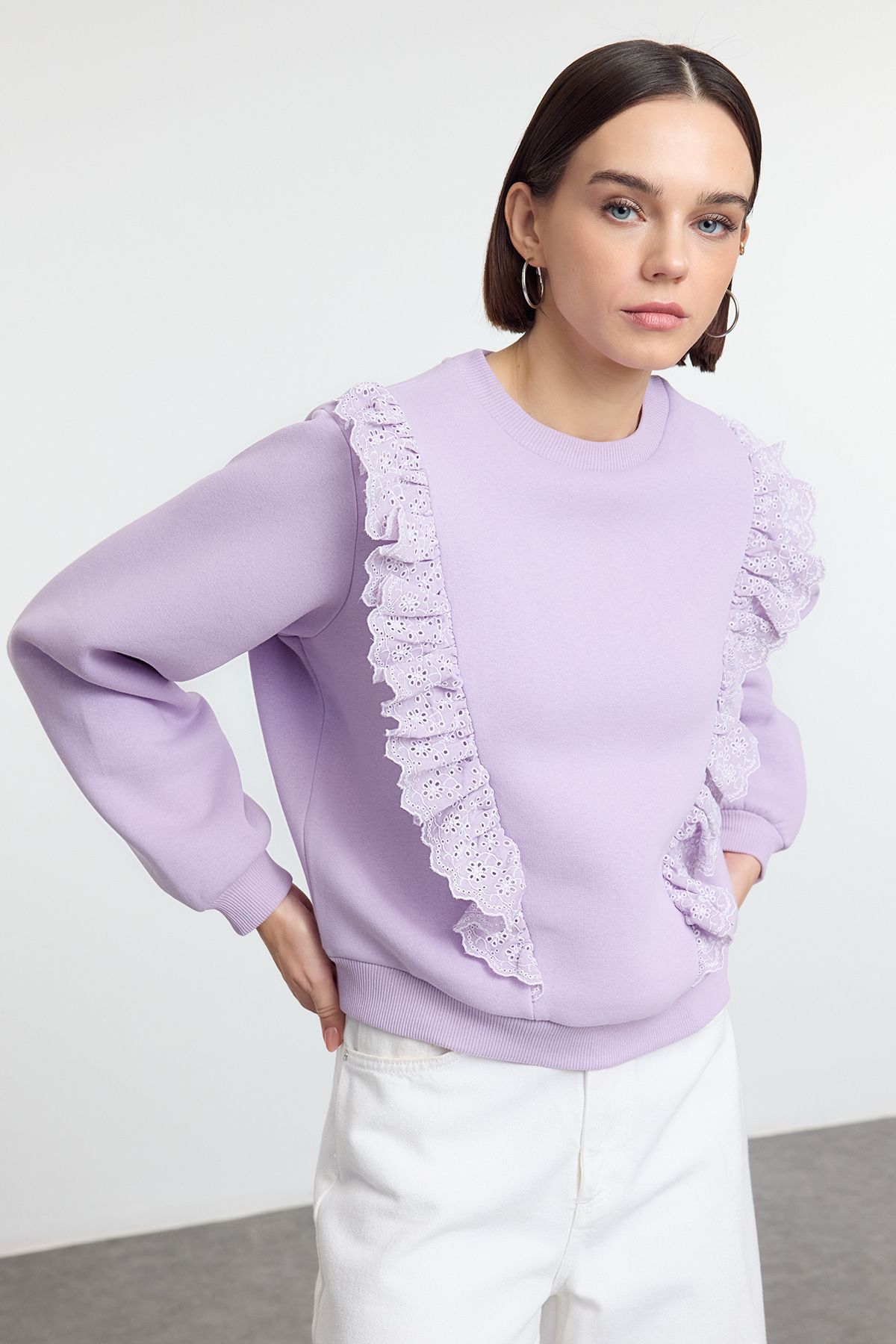 Trendyol Collection-Bluza z dzianiny dresowej Lilac z haftem, regularnym/normalnym krojem, gruba, polarowa podszewka Twoaw25Sw00253 1