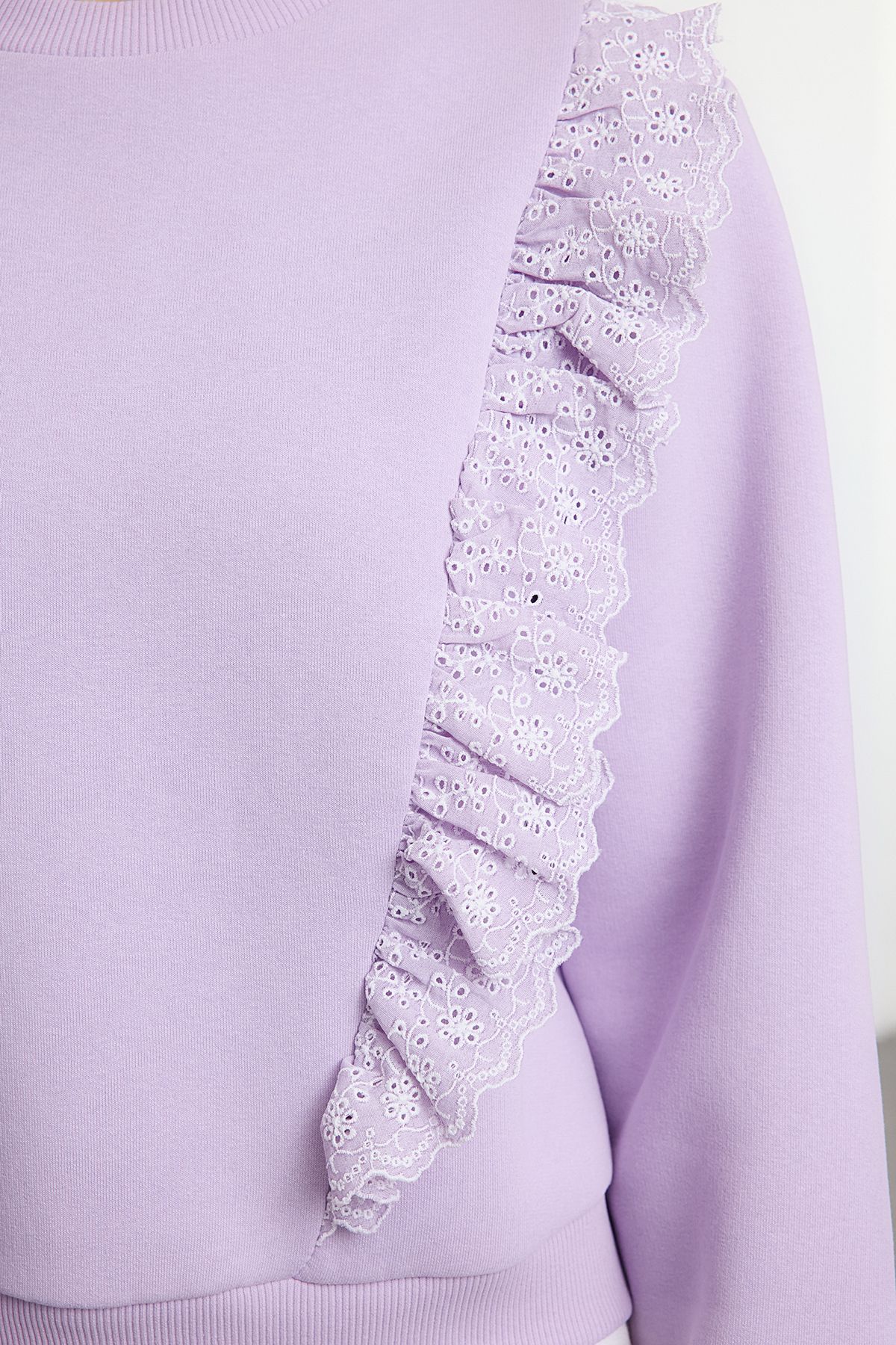 Trendyol Collection-Bluza z dzianiny dresowej Lilac z haftem, regularnym/normalnym krojem, gruba, polarowa podszewka Twoaw25Sw00253 4