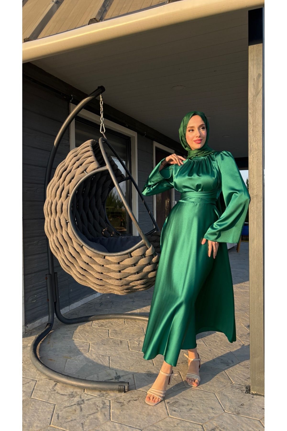 Tesettür Diyarı-Rochie de seară din satin cu mâneci spaniole 1