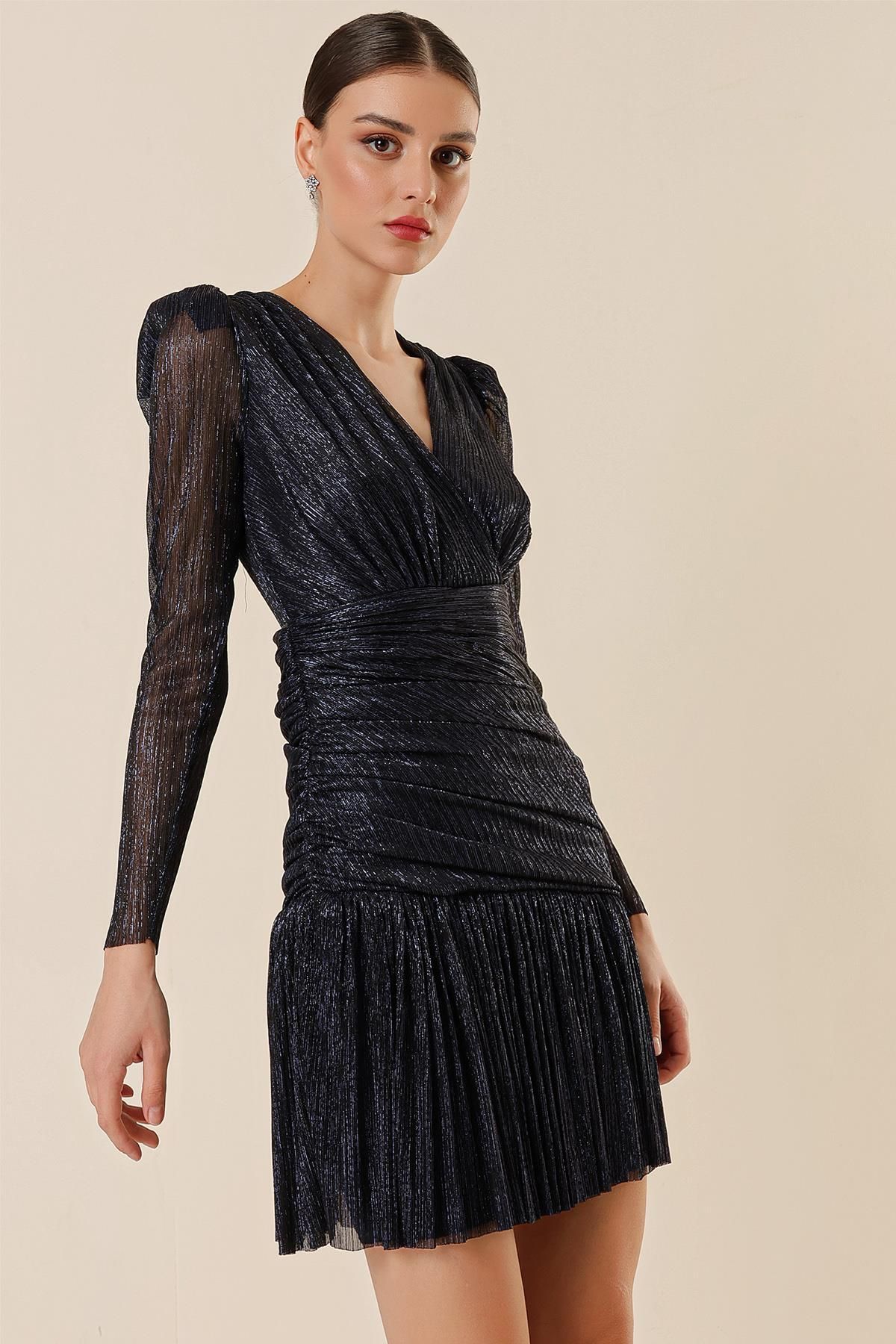 By Saygı-Zweireihiges, plissiertes Glitzerkleid mit Kragenfutter 1