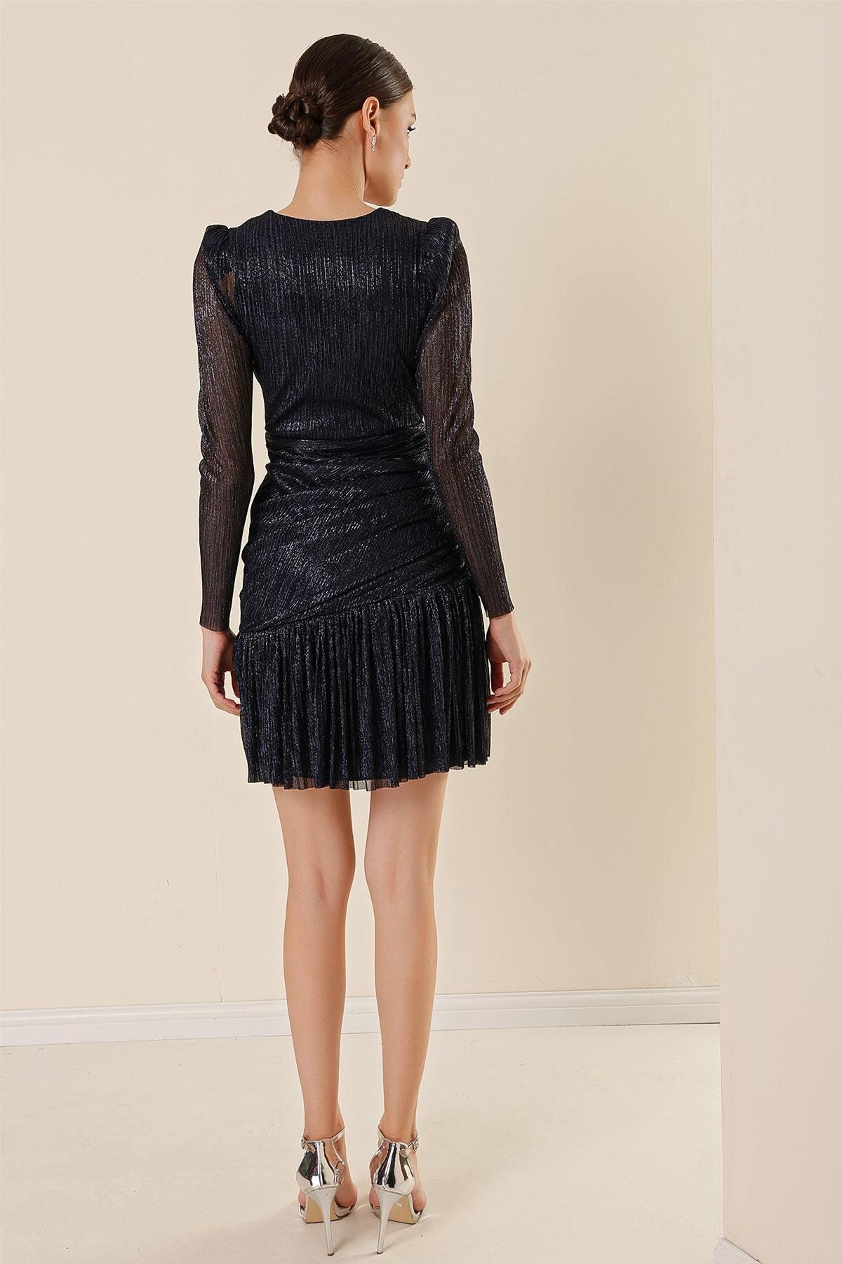 By Saygı-Zweireihiges, plissiertes Glitzerkleid mit Kragenfutter 4