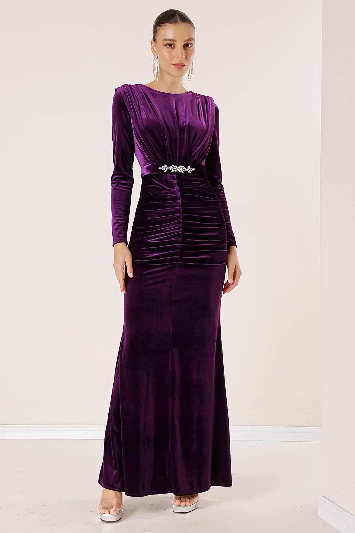 By Saygı-Langes Samtkleid mit plissierter Vorderseite und Gürtel 3