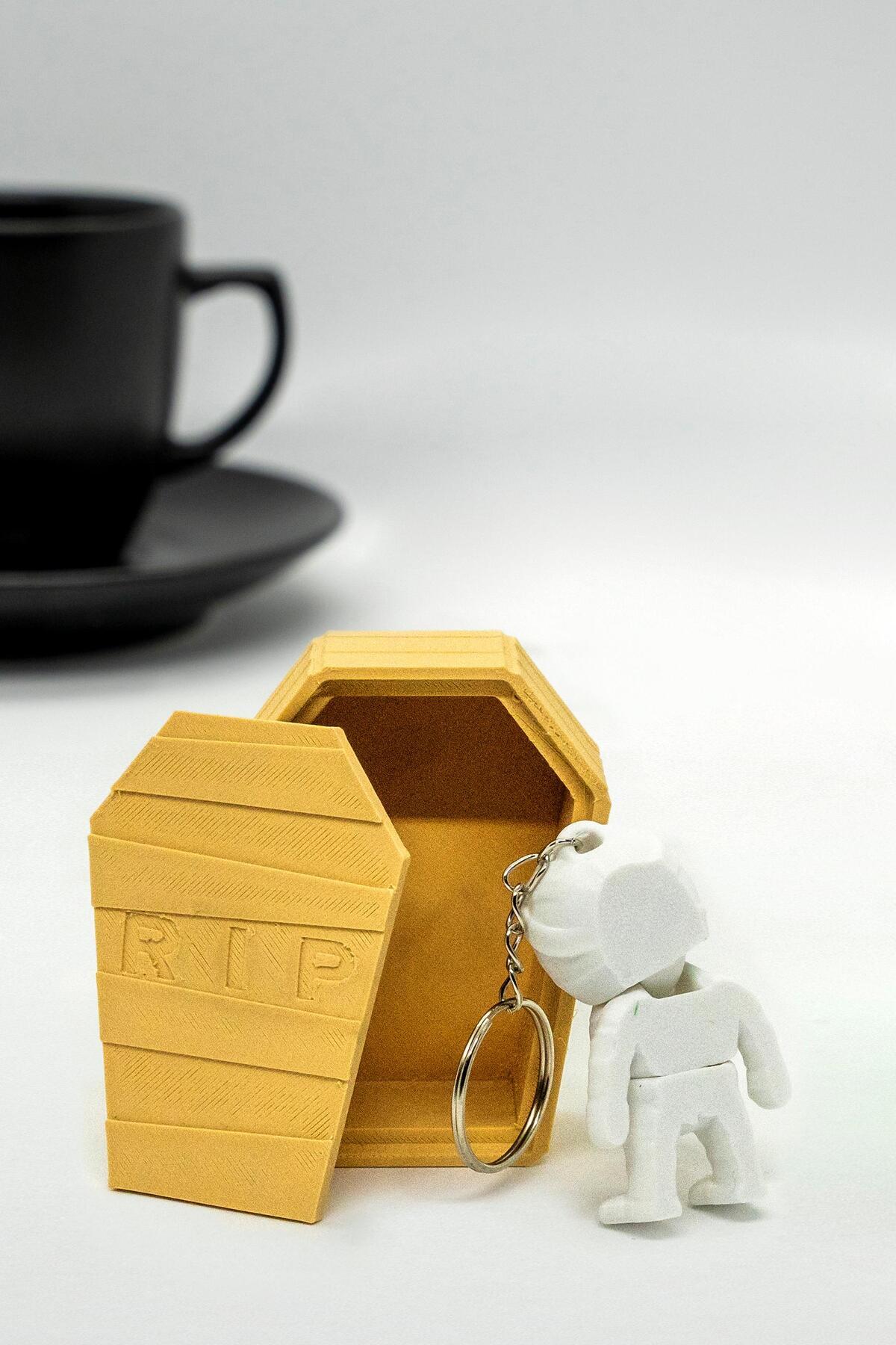 BloomLab-Mummy Yellow 3D Moving Keychain and''Rip'' Casket Set 3