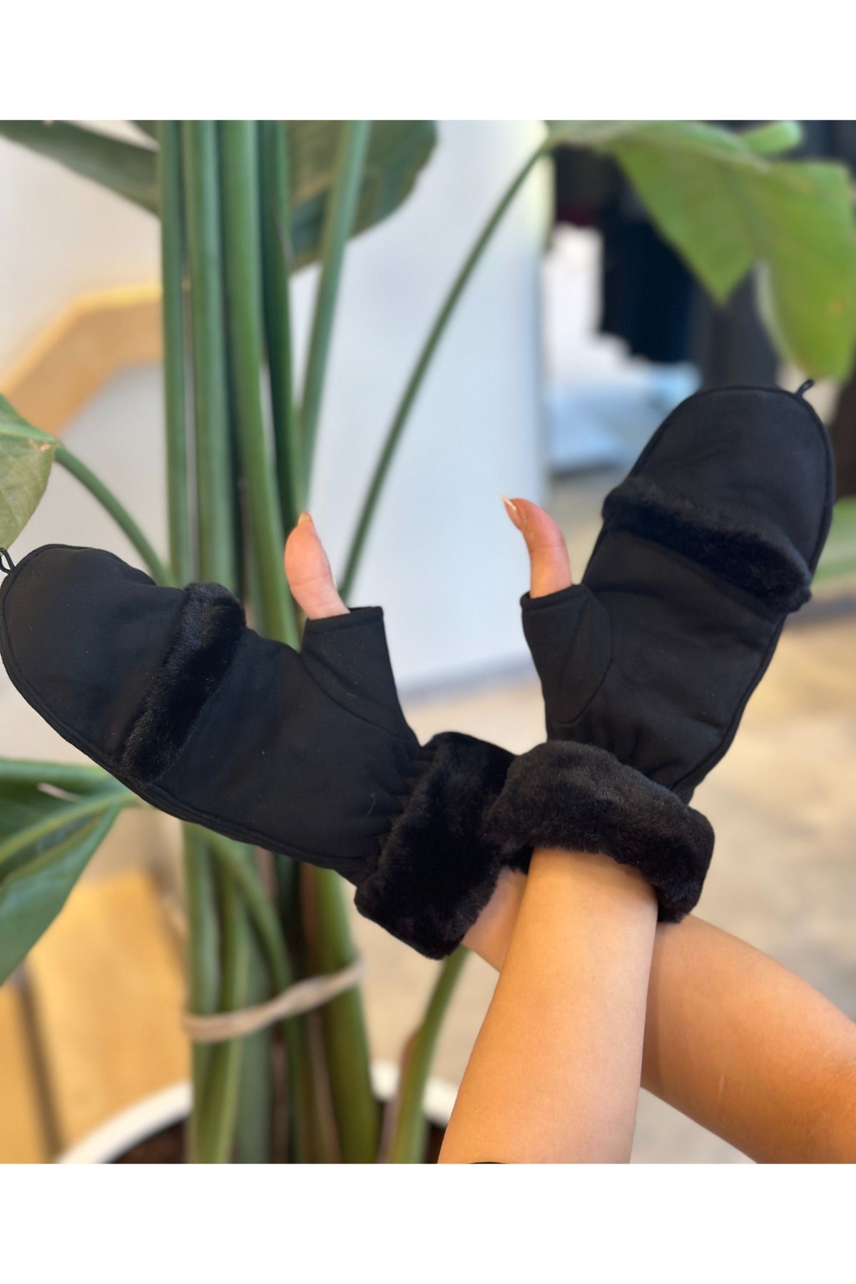 novon-Design Gloves with Buttoned Cover Design with Buckskin Inside and Fur Detail on the Ankle 4