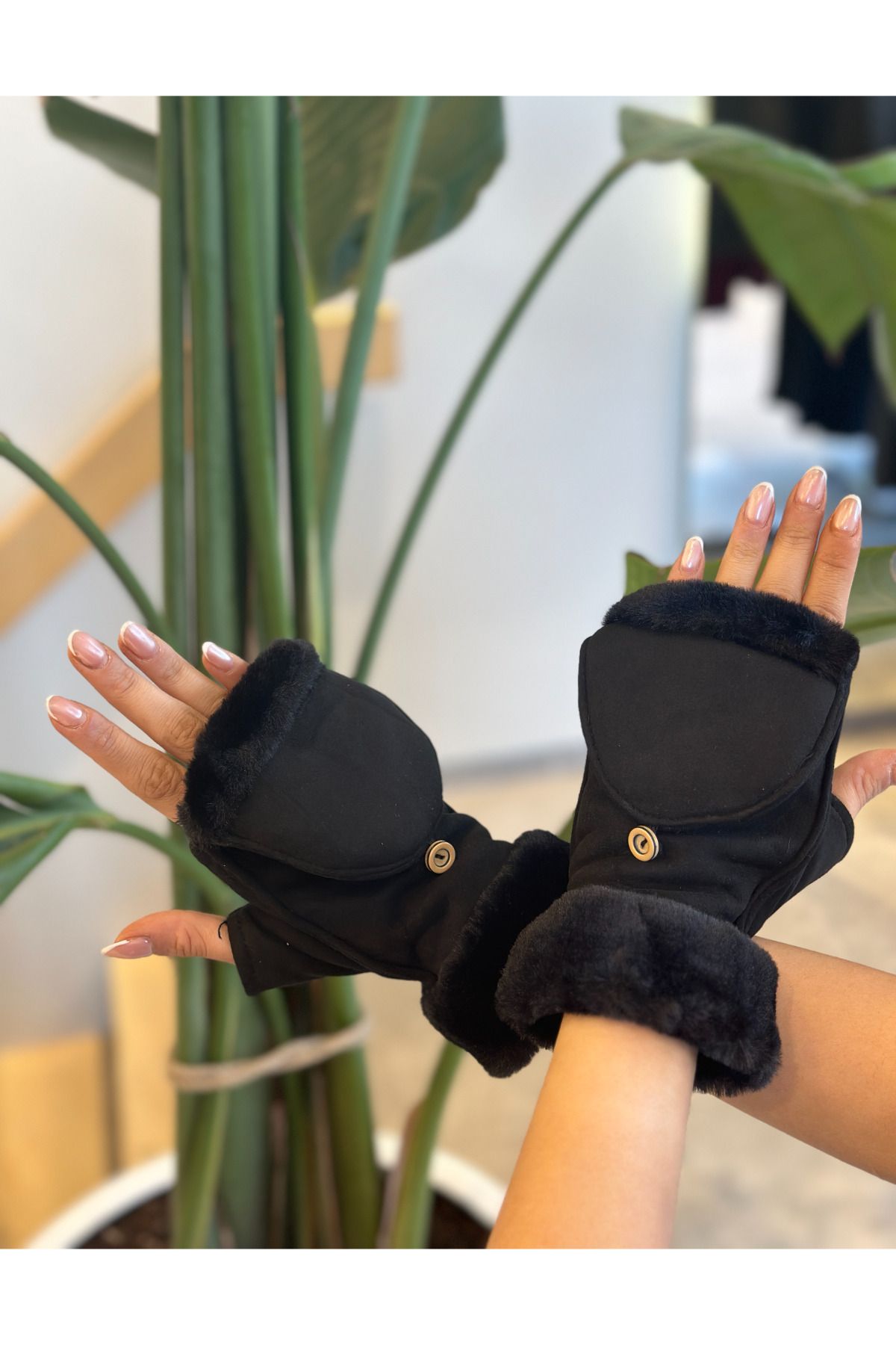 novon-Design Gloves with Buttoned Cover Design with Buckskin Inside and Fur Detail on the Ankle 1