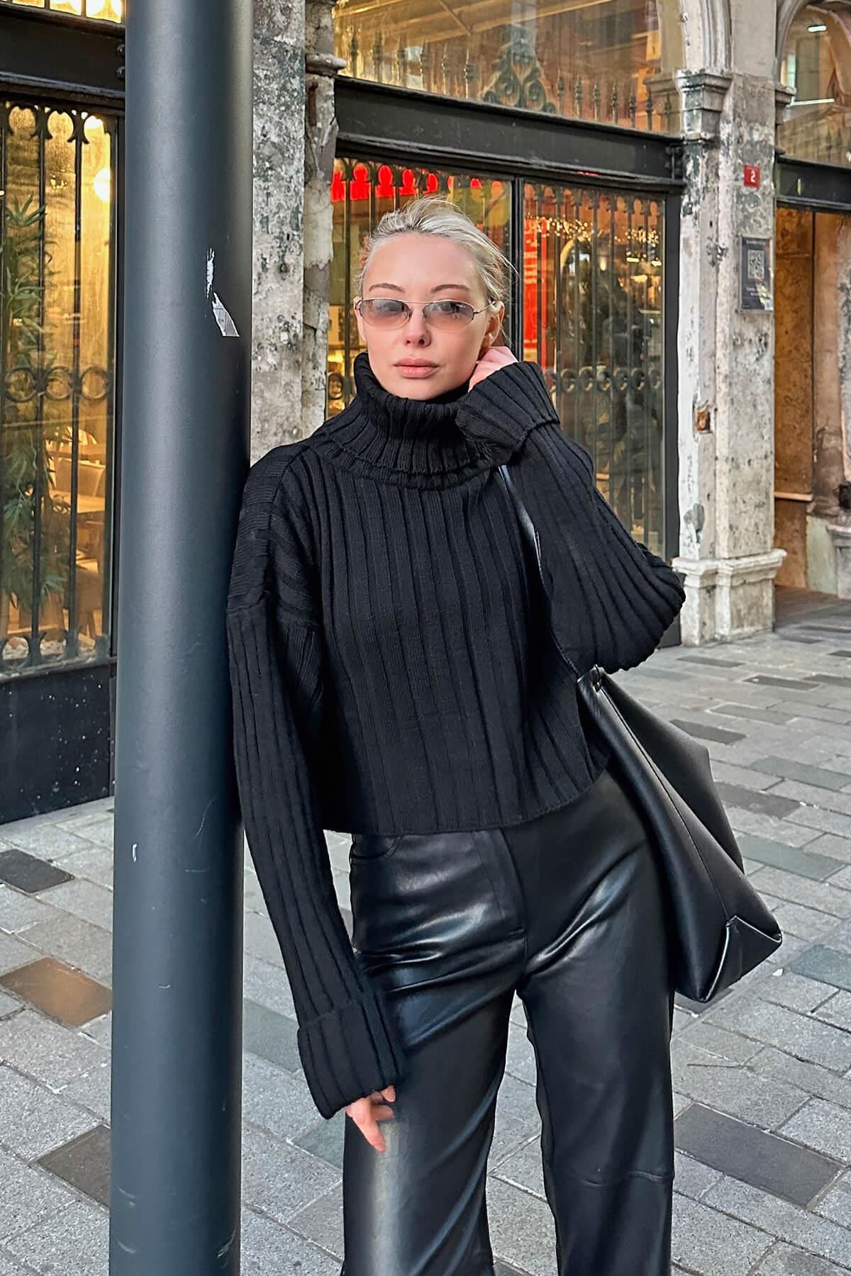 Swist-Pulover de damă din tricotaj crop cu detaliu manșetă cu gât negru 3