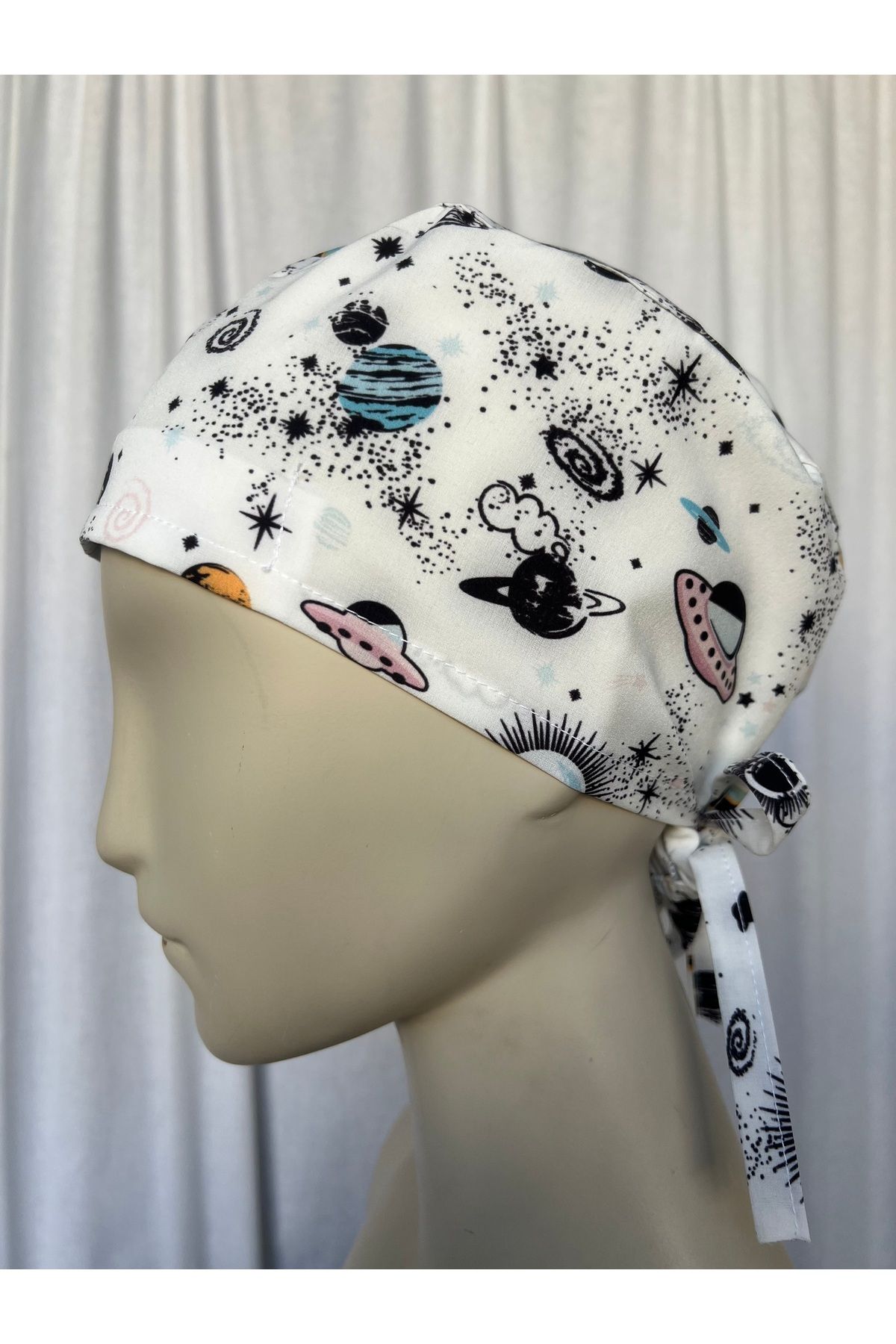 monotıp DOKTOR HEMŞİRE BONESİ,BANDANA,UZAY DESENLİ,CERRAHİ BONE,BEYAZ