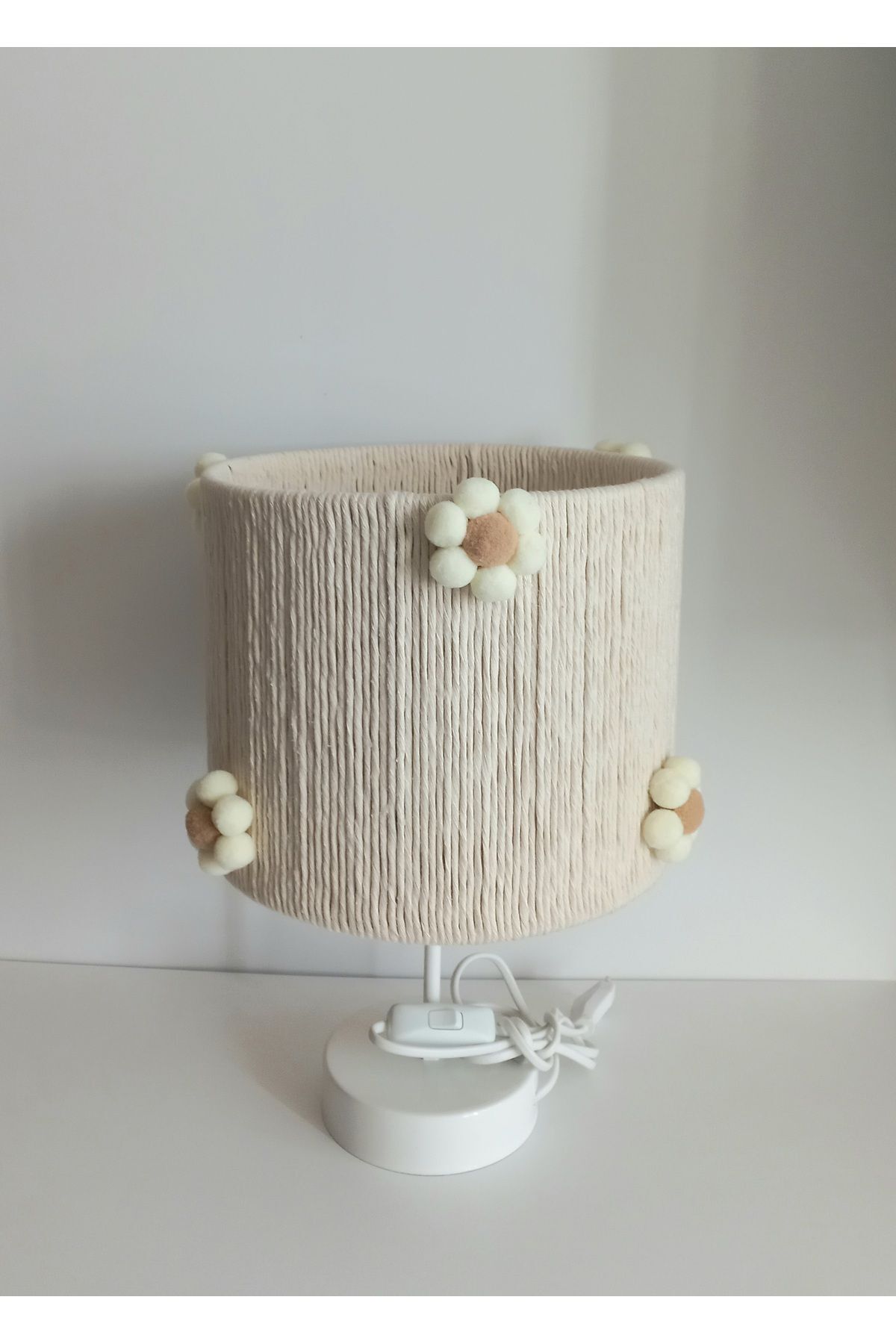 C&A SİLİNDİR EKRU MAKROME İP SARGILI ÇİÇEK PONPONLU KIZ BEBEK ÇOCUK ODASI ABAJUR fotoğrafı 2 (önizleme)