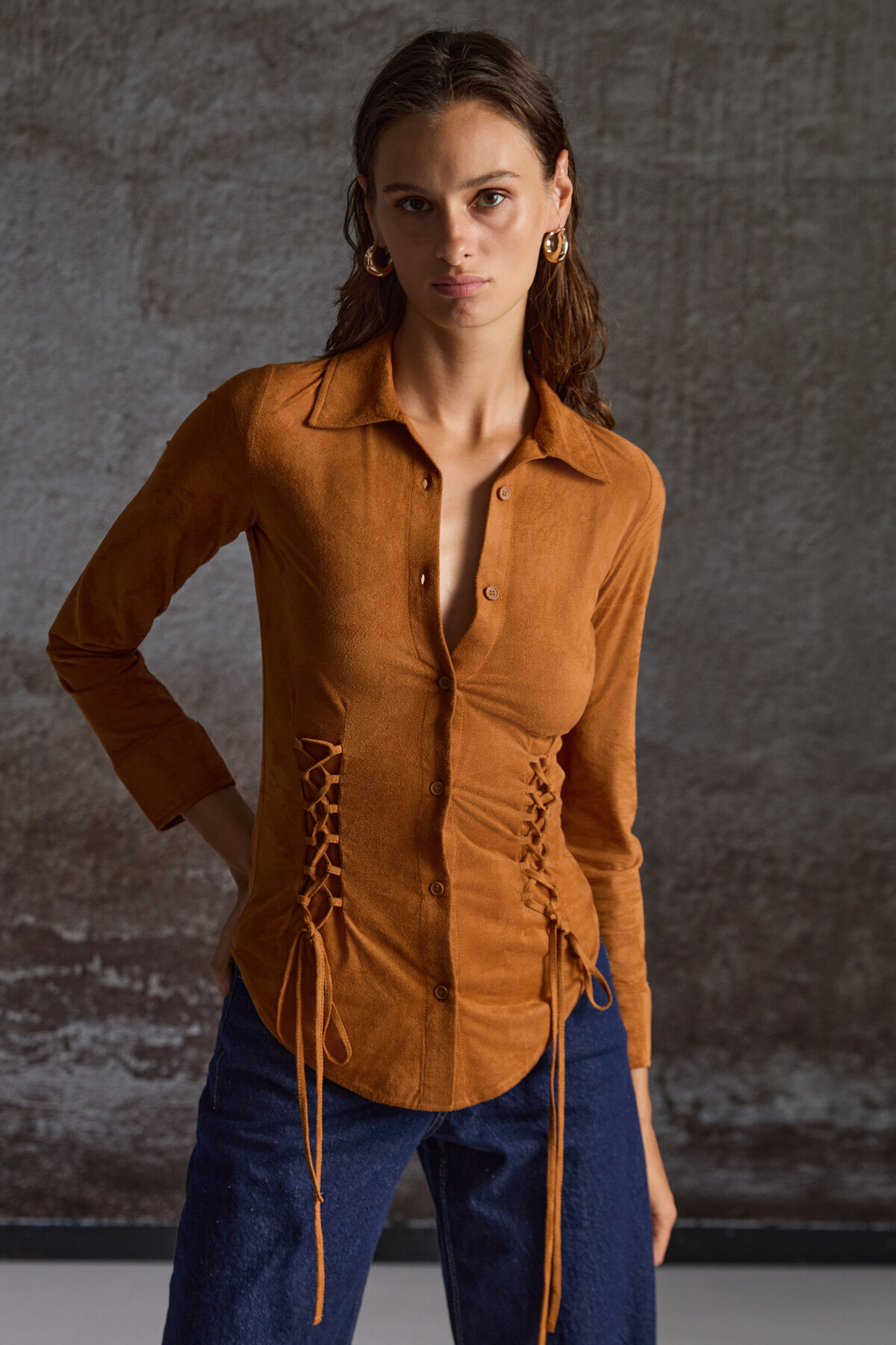 GRIMELANGE Bogotan Kadın Slim Fit Vücudu Saran Süet Belden Bağlamalı Ipli Kahverengi Gömlek görsel 5