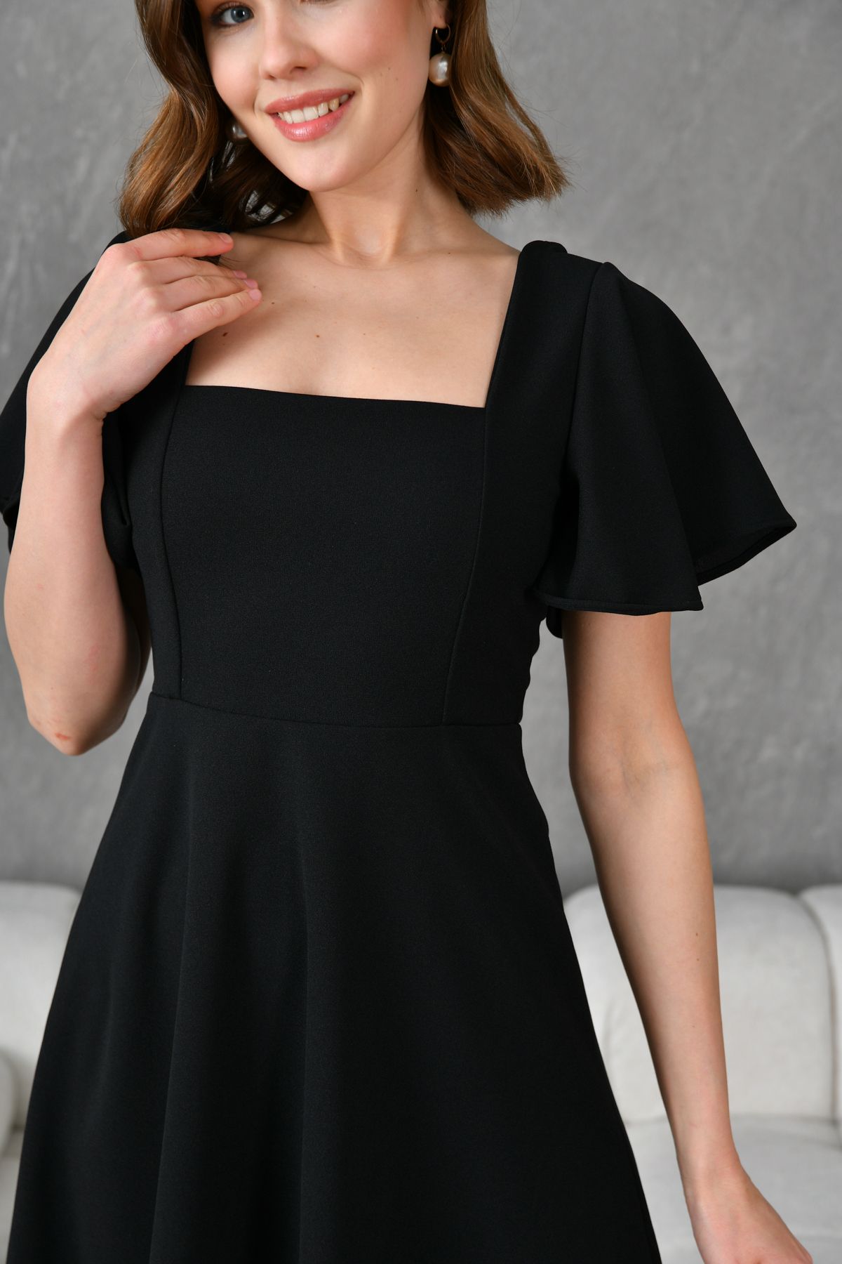 bayansepeti-Rochie neagră pentru femei, cu mâneci cu volan, țesătură crep scuba flexibilă, guler pătrat, lungime midi, 082 8