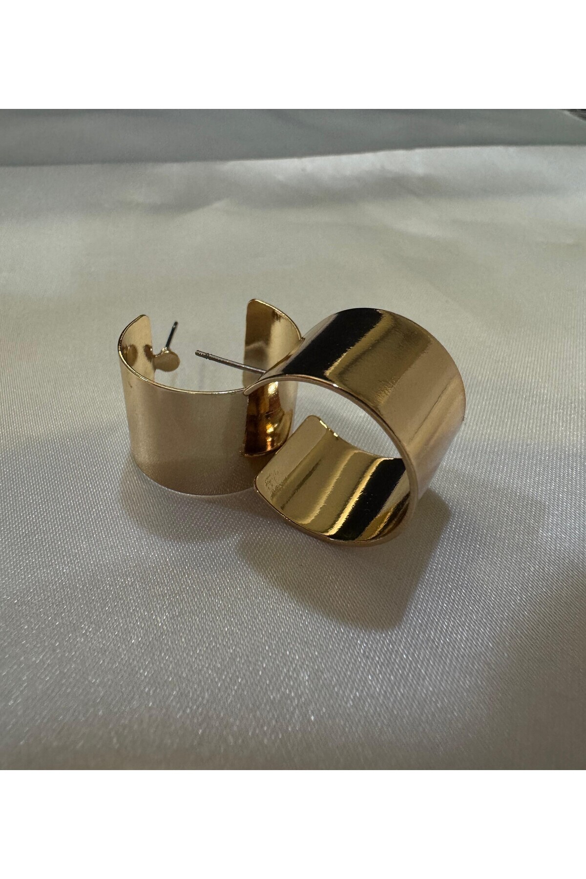 HERA-Thick Curved Earrings 3