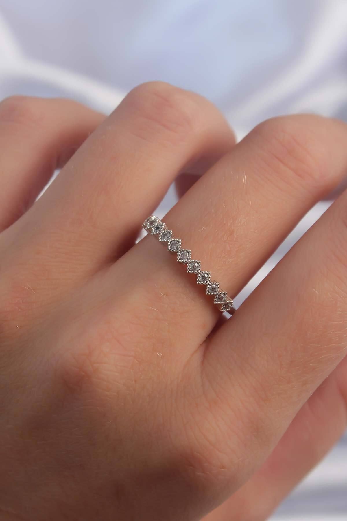 KfksStore Pirinç Gümüş Renk Minimal Sıralı Zirkon Taşlı Ayarlanabilir Yüzük