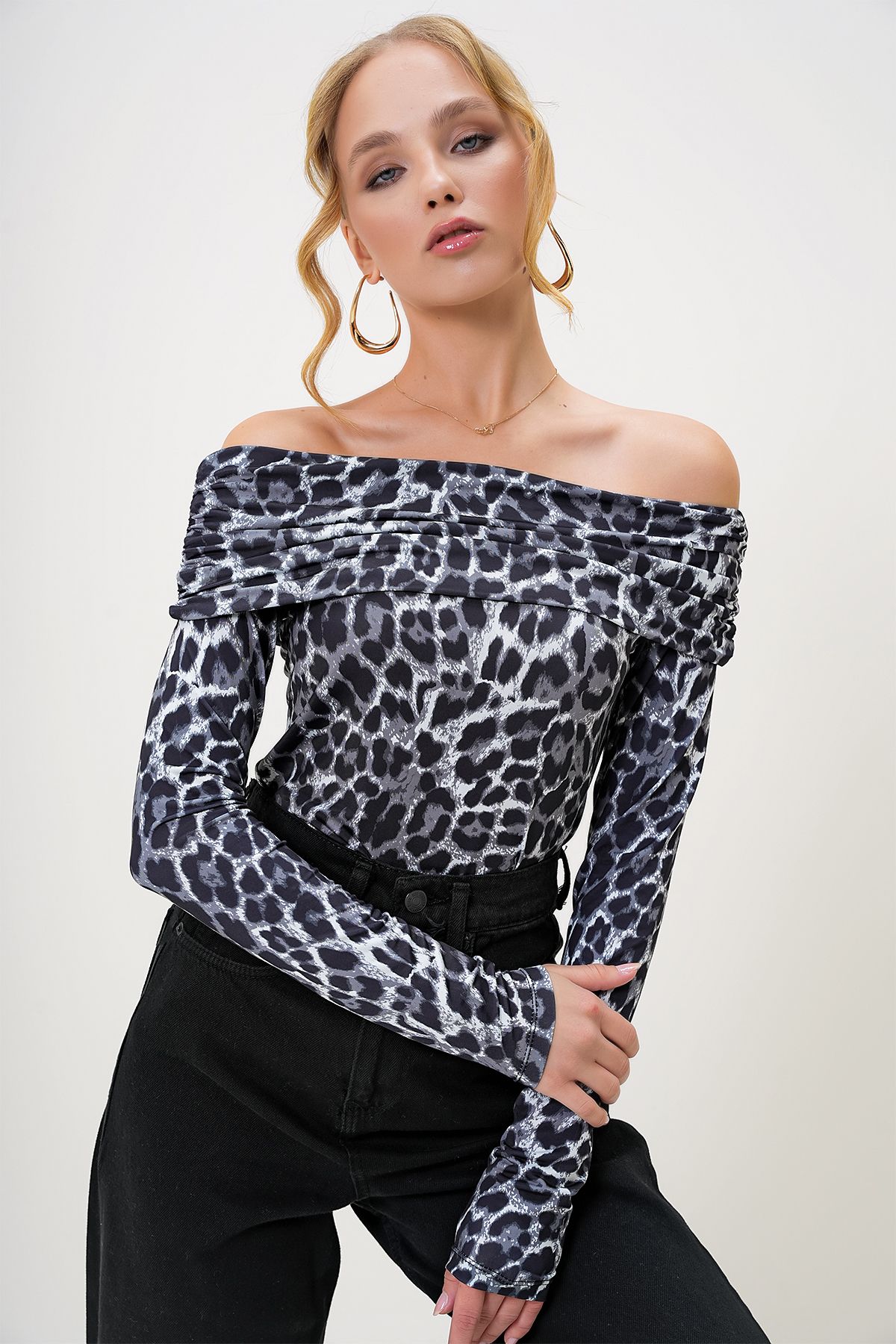 Trend Alaçatı Stili-Women's Grey-Black Madonna Collar Leopard Print Sandy Blouse Alc-X13186 5