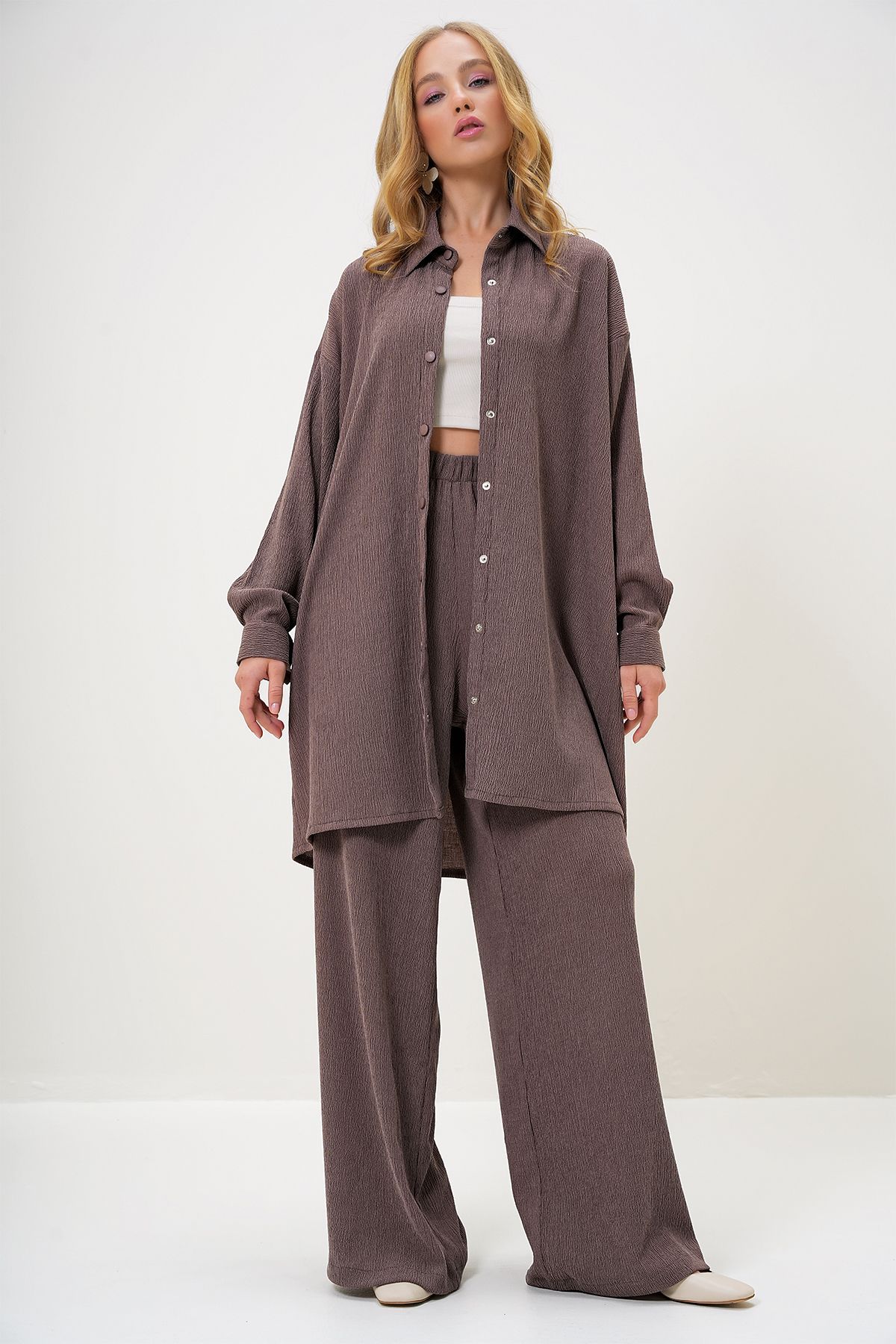 Trend Alaçatı Stili-Braunes Damen-Set mit Hemd, Kragen, Knopfleiste vorne, Hemd und Hose ALC-X13122 3