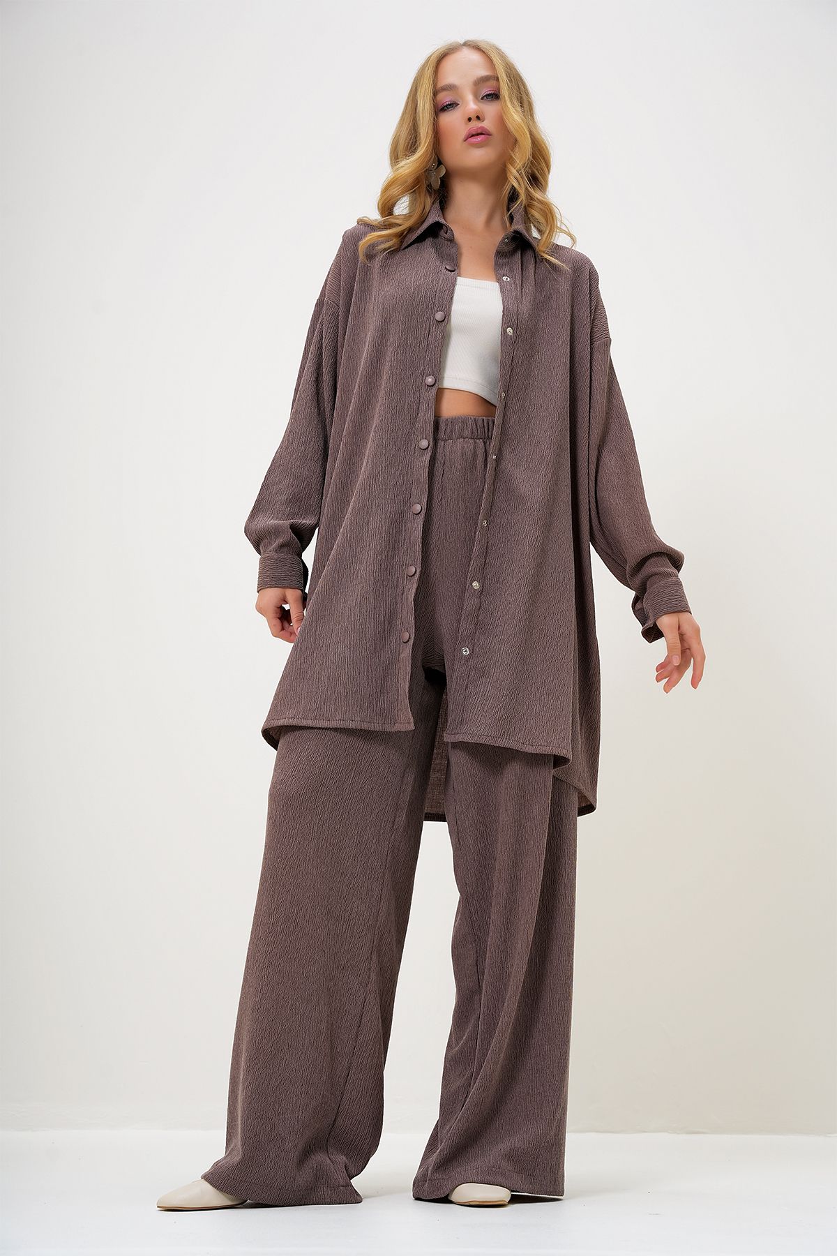 Trend Alaçatı Stili-Braunes Damen-Set mit Hemd, Kragen, Knopfleiste vorne, Hemd und Hose ALC-X13122 1