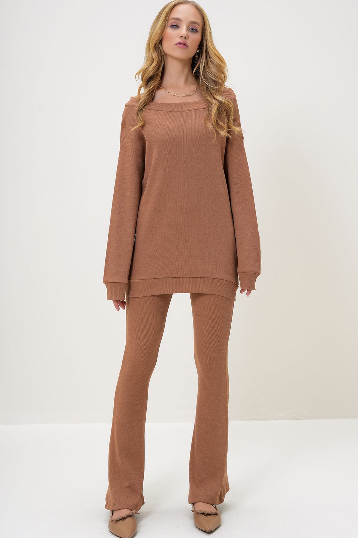 Trend Alaçatı Stili Komplet: Bluzka Oversize W Kolorze Camelowym I Spodnie Z Nogawkami Typu „hiszpanka” - Dekolt Łódkowy Alc-x13059 Kobieta - L