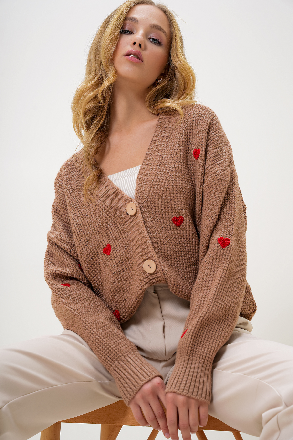 Trend Alaçatı Stili Biscuit Damen-Strickjacke mit V-Ausschnitt und Herz-Stickerei ALC-X12982