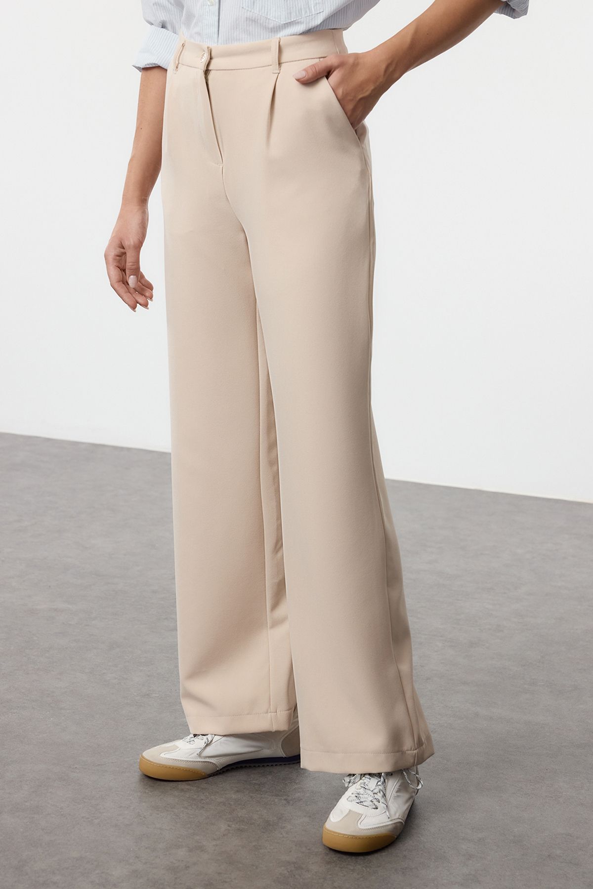 Trendyol Collection-Plissee-Stoffhose mit hoher Taille und weitem Bein – TWOAW21PL0076 3
