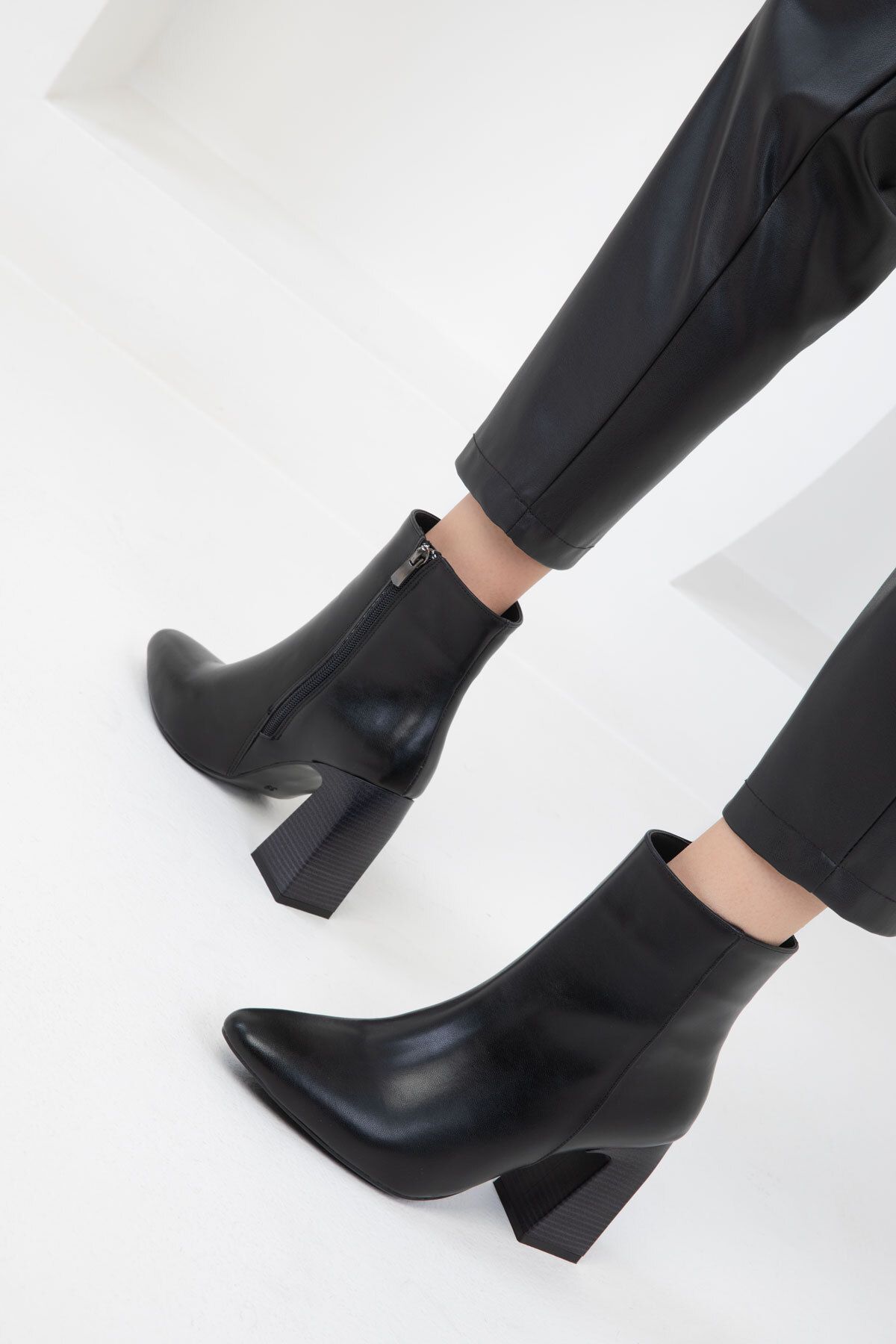 SOHO-Μαύρα γυναικεία μποτάκια - 19987 Model Bootie 5