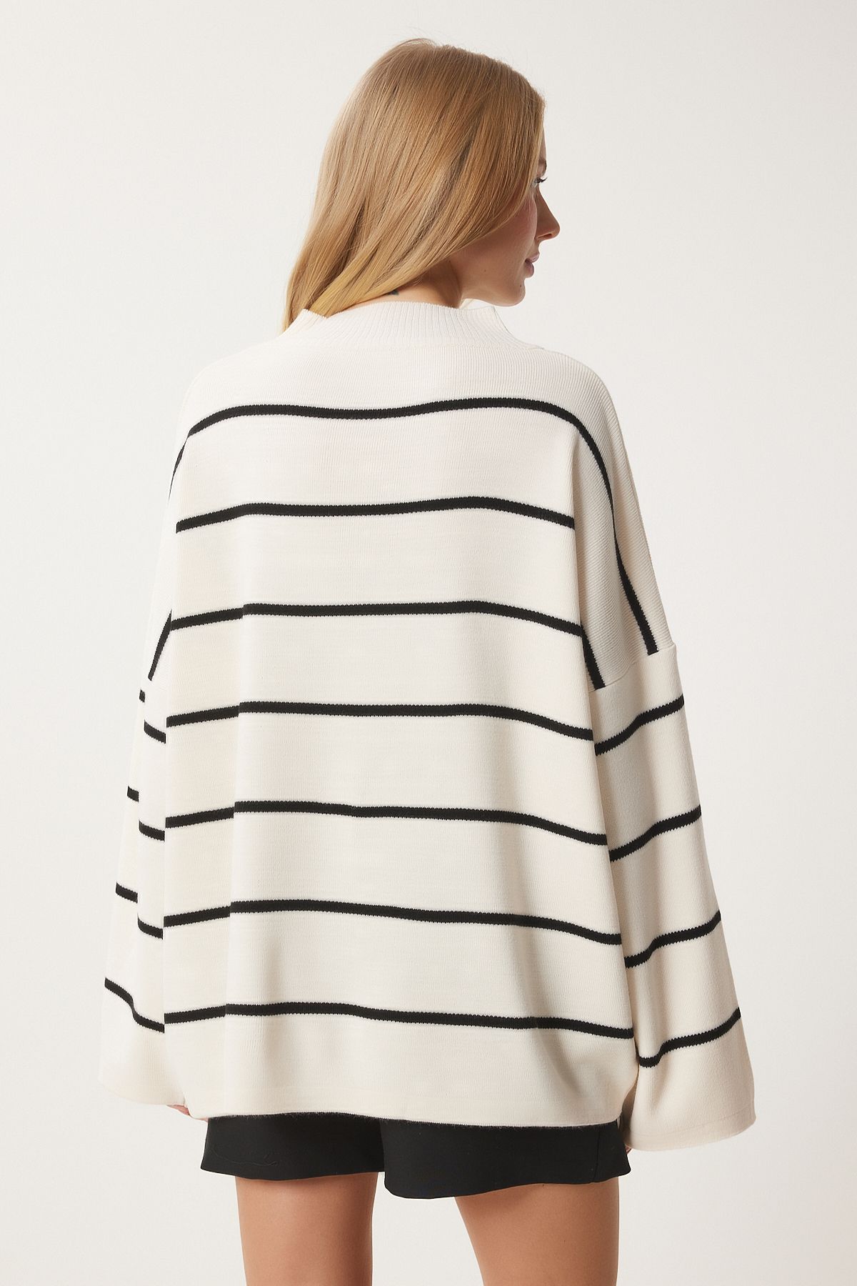 Happiness İstanbul-Cremefarbener, gestreifter, langer Oversize-Strickpullover für Damen YY00087 6