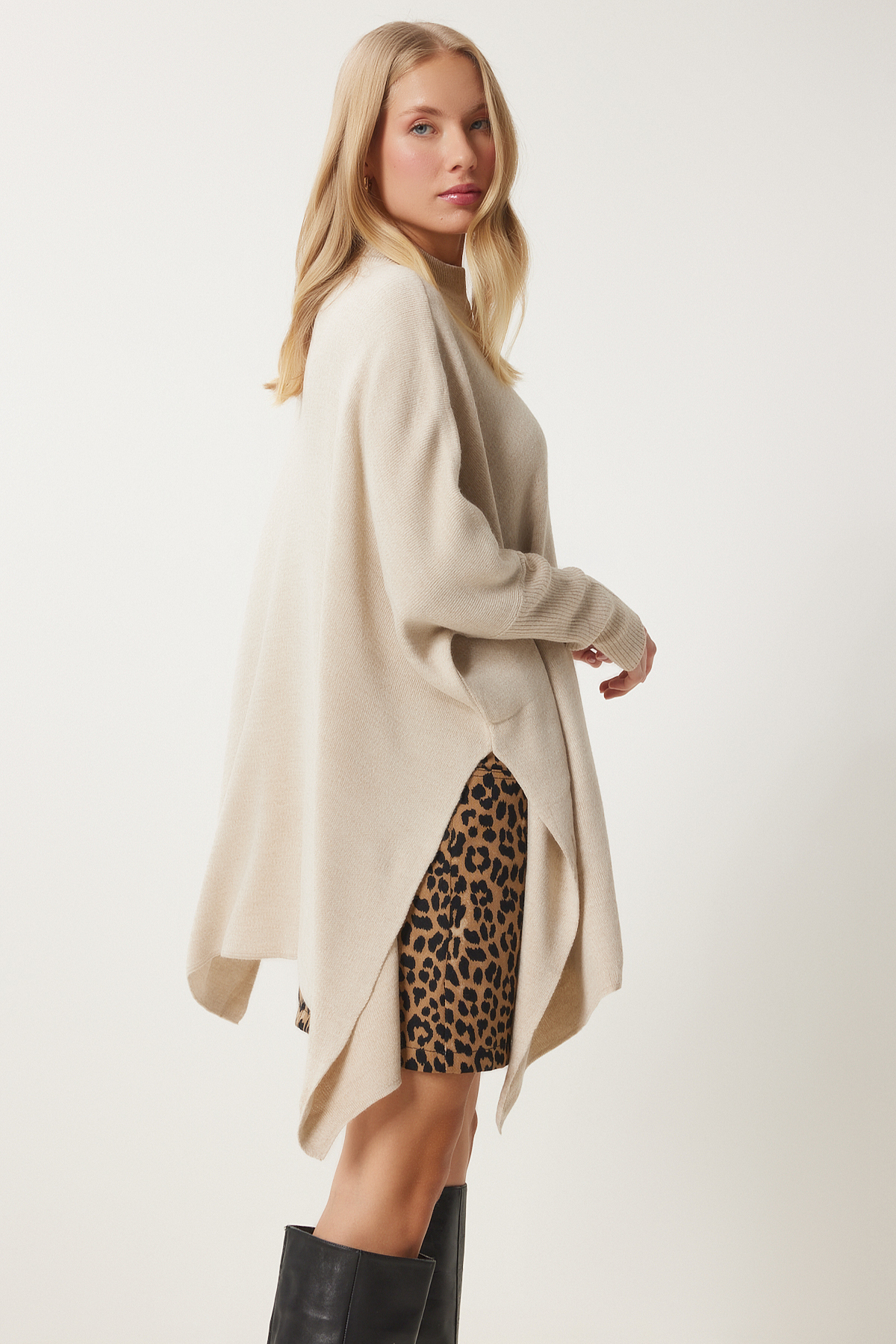 Happiness İstanbul Női krémszínű oldalsó hasítékos, túlméretezett poncsó pulóver YY00005