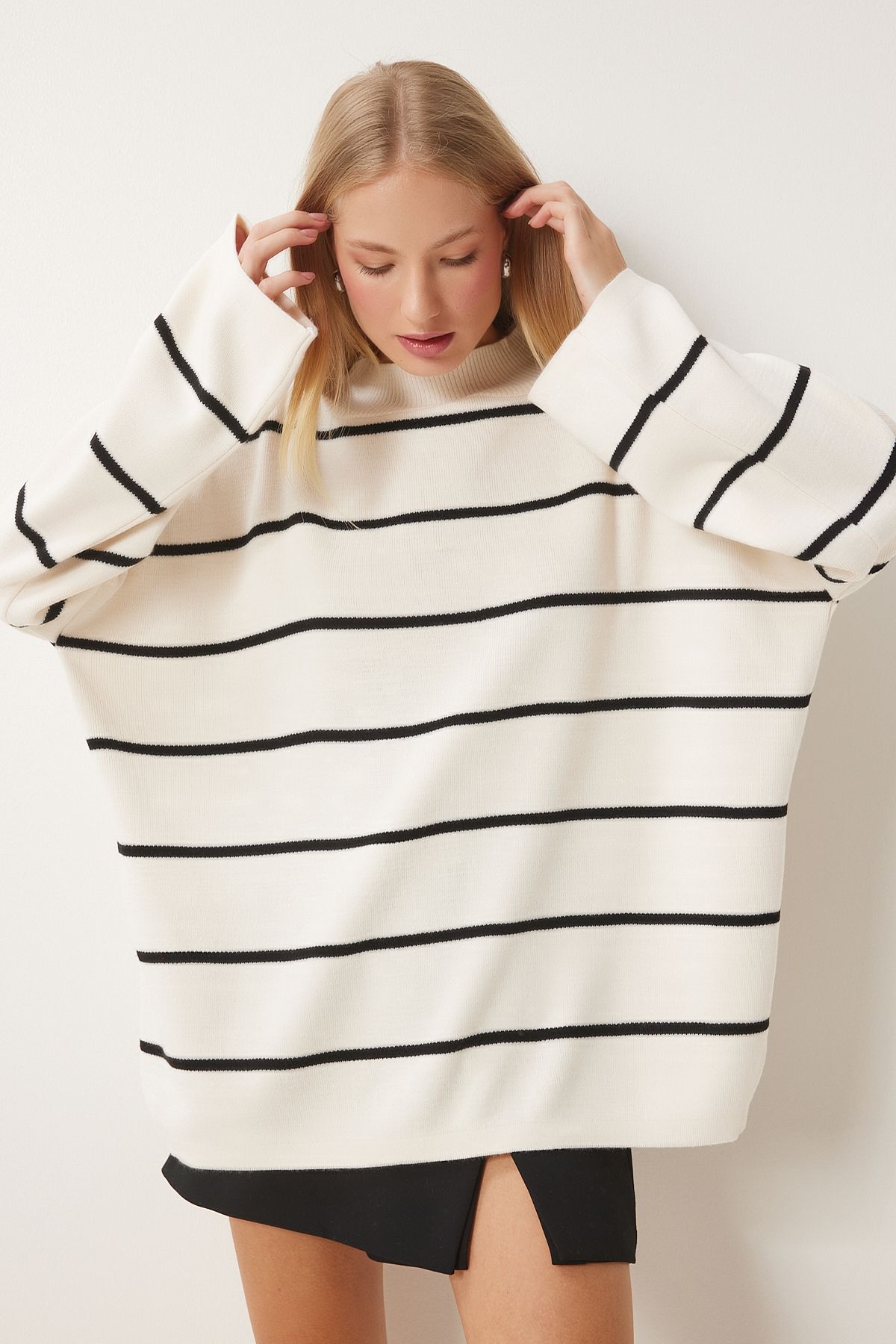 Happiness İstanbul-Cremefarbener, gestreifter, langer Oversize-Strickpullover für Damen YY00087 4