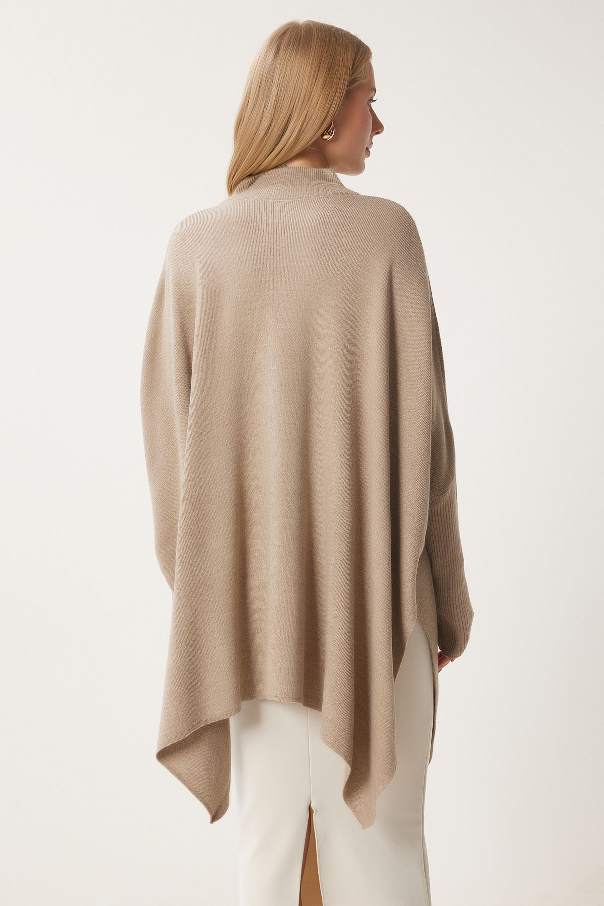 Happiness İstanbul-Übergroßer Poncho-Pullover mit seitlichem Schlitz für Damen in Beige YY00005 9