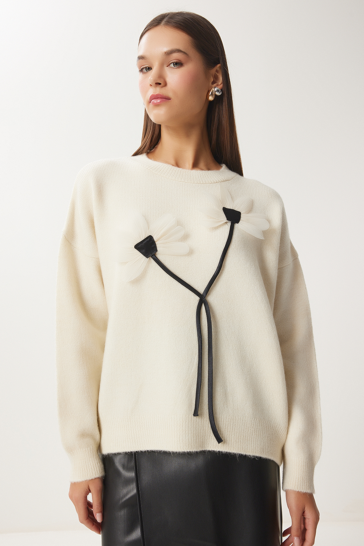 Happiness İstanbul Ecrufarbener Strickpullover mit Blumendetail für Damen PF00103