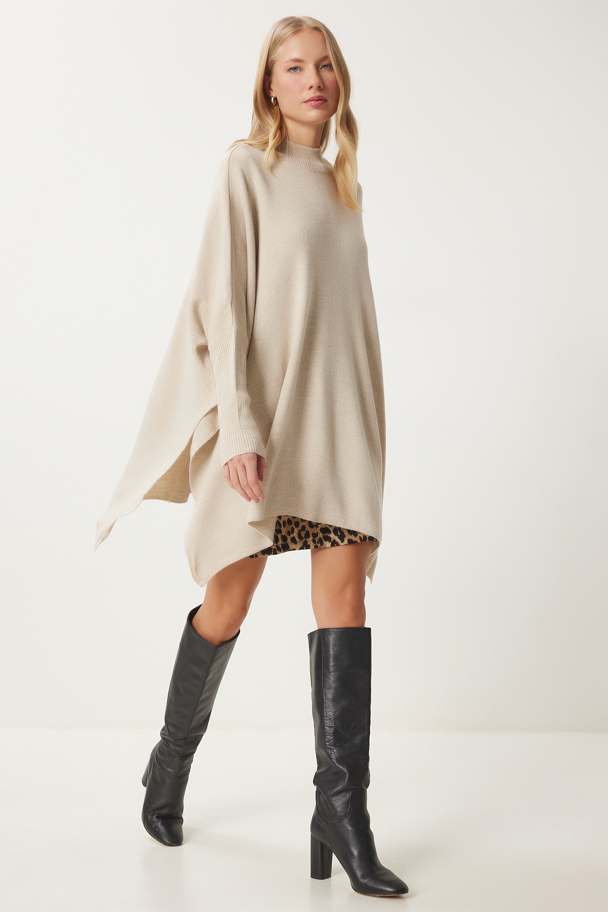 Happiness İstanbul Női krémszínű oldalsó hasítékos, túlméretezett poncsó pulóver YY00005