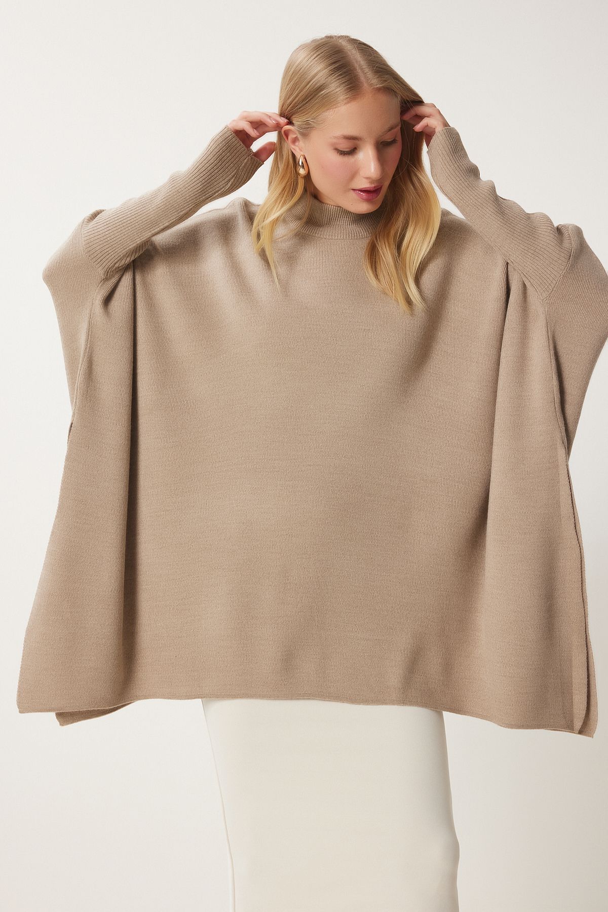 Happiness İstanbul-Übergroßer Poncho-Pullover mit seitlichem Schlitz für Damen in Beige YY00005 2