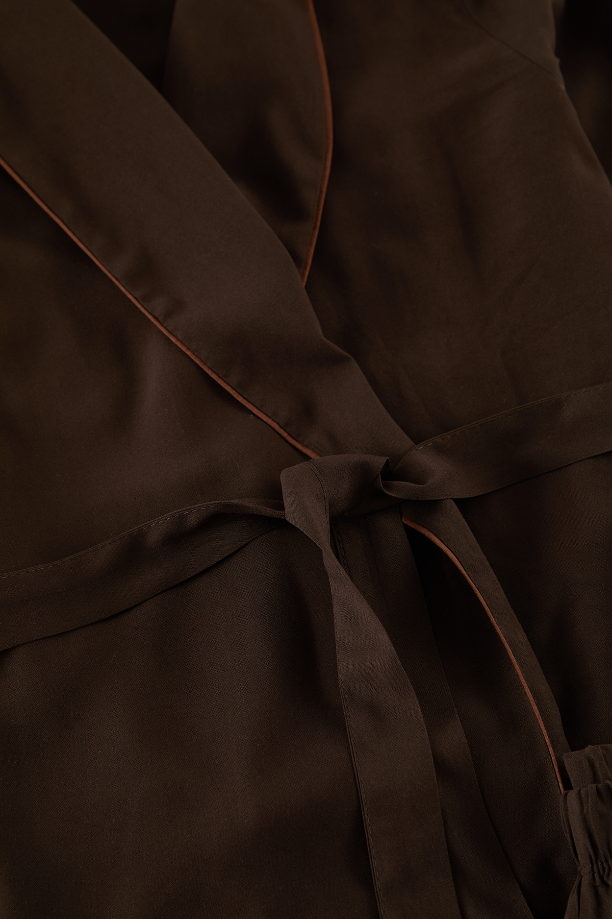 Trendyolmilla  Kahverengi Kuşaklı Biye Detaylı Kruvaze Viskon Dokuma Pijama Takımı THMAW22PT1109 - Görsel 3